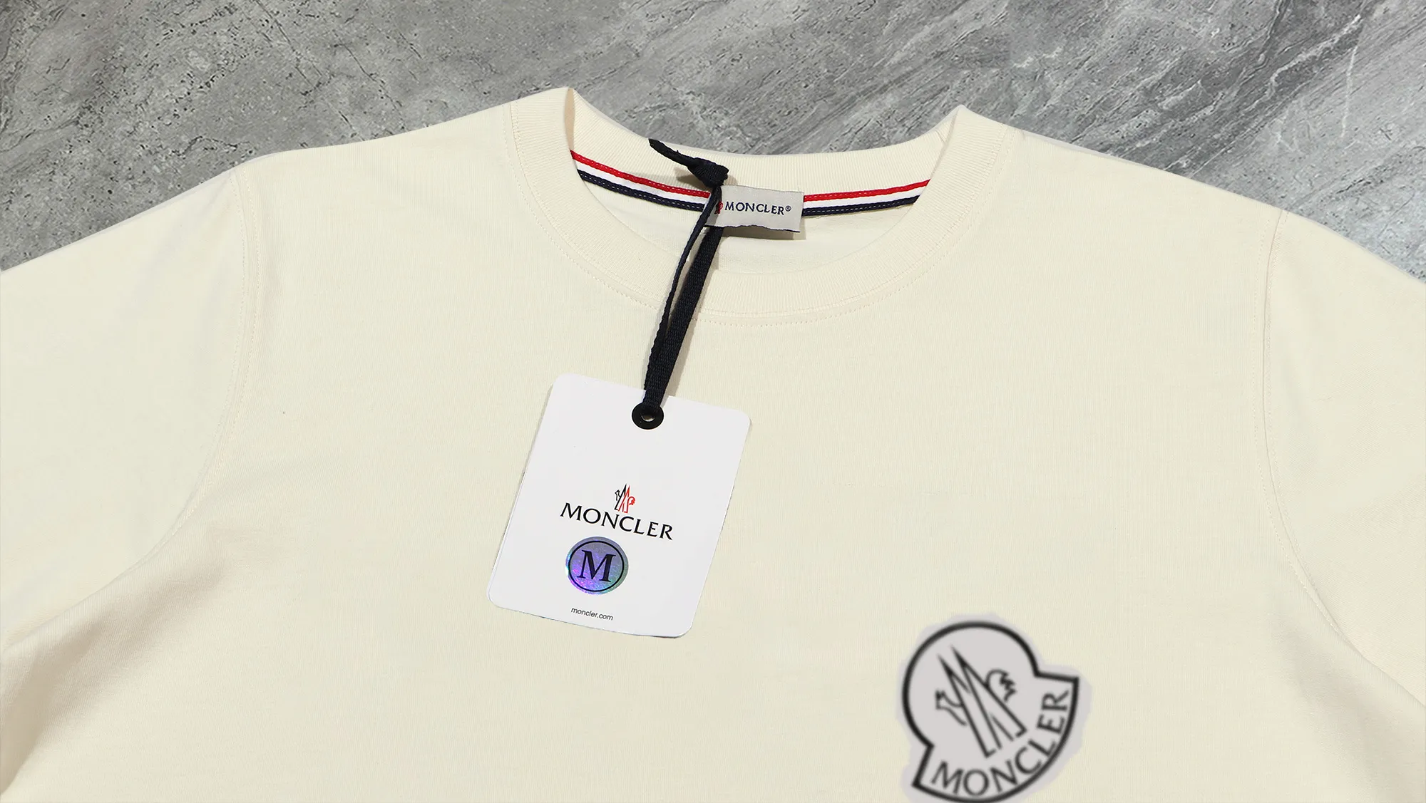 P210 High-version sweatshirt) [Long-term stock] 〖𝐌𝐎𝐍𝐂𝐋𝐄𝐑~Mask〗 Made of 440g heavy-weight fabric. It is different from the market currency. It can be matched with any variety and is properly handsome. 😎The whole dress is made of double waistcoats. The double waistcoats make the whole dress more three-dimensional. Not ordinary factories can do such fine work. 2025 Spring runway version of the T stage, on sale at the counter, round neck terry sweatshirt, high-end double-strand pure cotton, custom-made stretch ribs, dyed in the same vat, complete with three standards, matched with exquisite embroidered LOGO on the chest, simple and advanced, same style for men and women. Color: black, apricot, white, size: S M L XL 2XL