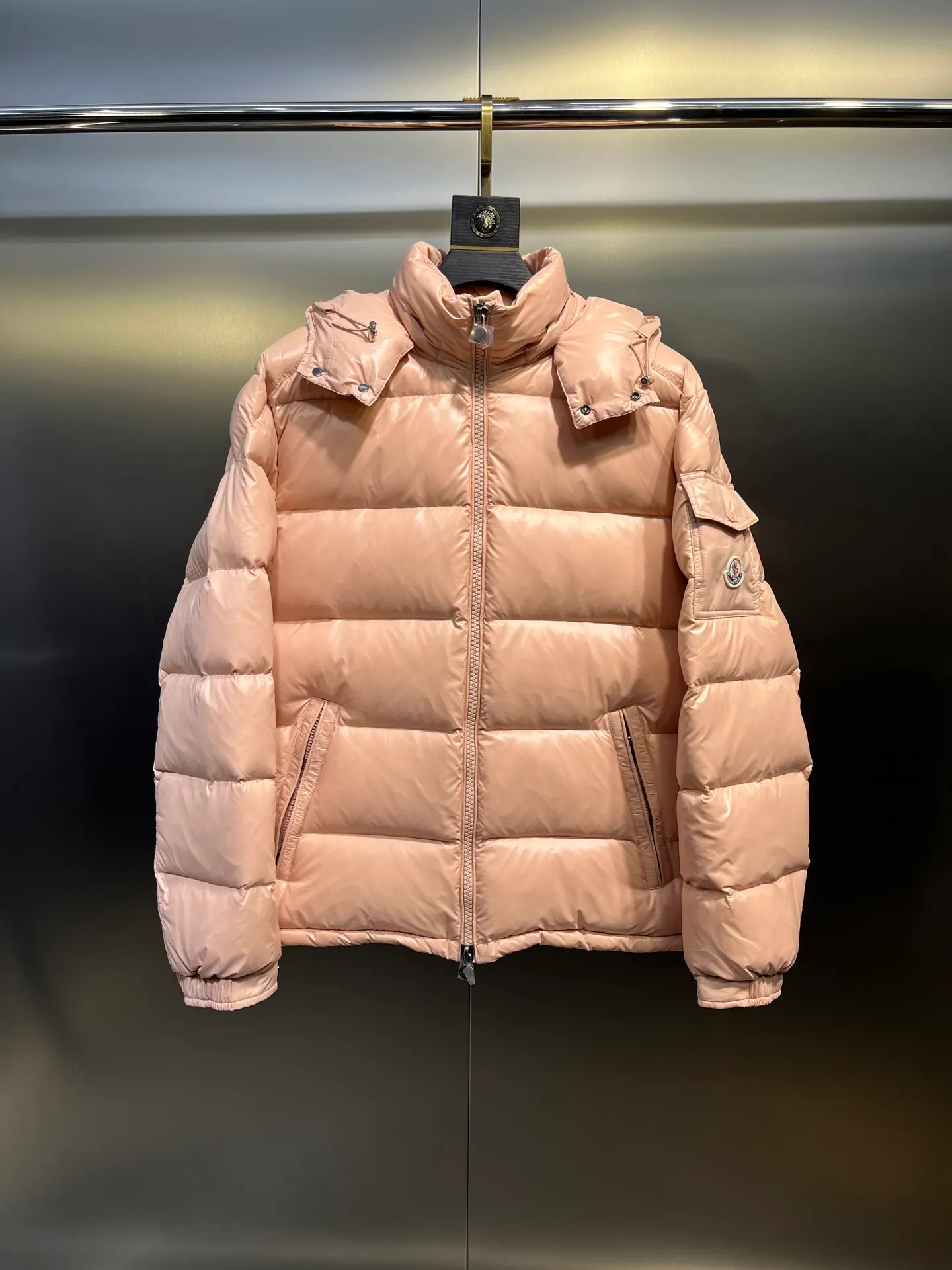 P700 𝗠𝗼𝗻𝗰𝗹𝗲𝗿 𝗠𝗮𝘆𝗮/ Moncler's top-quality Maya down jacket is a super hot style that you can't buy in winter. Eason Chan, Nicholas Tse, and Zhao Lusi have been wearing it one after another. They speak for themselves with their strength, a veteran-level style. This series is known for its fluffy bread style and glossy effect. It is the most popular series in the classic main line of the M family. Buying at the counter and from the official website is basically a matter of rush! Promise me to buy it soon! Just needed series! ! Don’t wait until winter when it’s hard to get one size: 123456