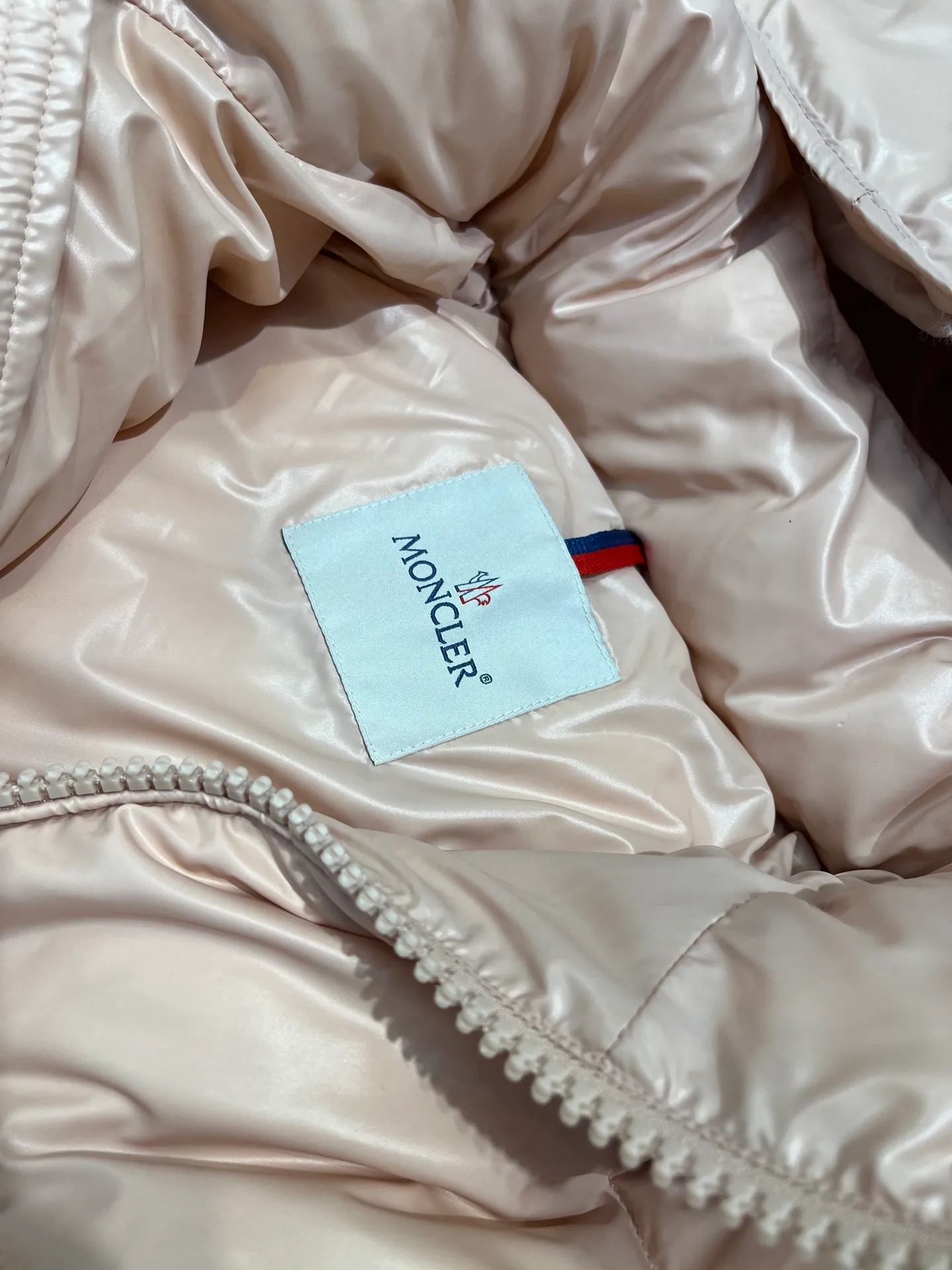 P700 𝗠𝗼𝗻𝗰𝗹𝗲𝗿 𝗠𝗮𝘆𝗮/ Moncler's top-quality Maya down jacket is a super hot style that you can't buy in winter. Eason Chan, Nicholas Tse, and Zhao Lusi have been wearing it one after another. They speak for themselves with their strength, a veteran-level style. This series is known for its fluffy bread style and glossy effect. It is the most popular series in the classic main line of the M family. Buying at the counter and from the official website is basically a matter of rush! Promise me to buy it soon! Just needed series! ! Don’t wait until winter when it’s hard to get one size: 123456