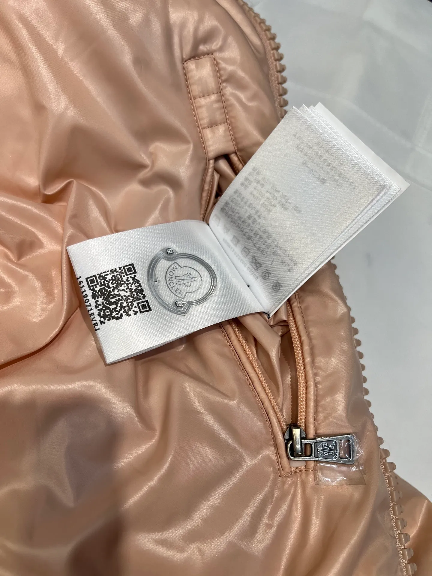 P700 𝗠𝗼𝗻𝗰𝗹𝗲𝗿 𝗠𝗮𝘆𝗮/ Moncler's top-quality Maya down jacket is a super hot style that you can't buy in winter. Eason Chan, Nicholas Tse, and Zhao Lusi have been wearing it one after another. They speak for themselves with their strength, a veteran-level style. This series is known for its fluffy bread style and glossy effect. It is the most popular series in the classic main line of the M family. Buying at the counter and from the official website is basically a matter of rush! Promise me to buy it soon! Just needed series! ! Don’t wait until winter when it’s hard to get one size: 123456