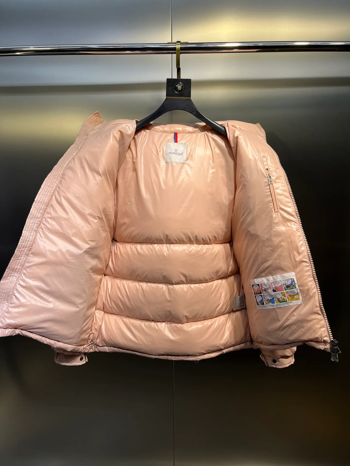 P700 𝗠𝗼𝗻𝗰𝗹𝗲𝗿 𝗠𝗮𝘆𝗮/ Moncler's top-quality Maya down jacket is a super hot style that you can't buy in winter. Eason Chan, Nicholas Tse, and Zhao Lusi have been wearing it one after another. They speak for themselves with their strength, a veteran-level style. This series is known for its fluffy bread style and glossy effect. It is the most popular series in the classic main line of the M family. Buying at the counter and from the official website is basically a matter of rush! Promise me to buy it soon! Just needed series! ! Don’t wait until winter when it’s hard to get one size: 123456