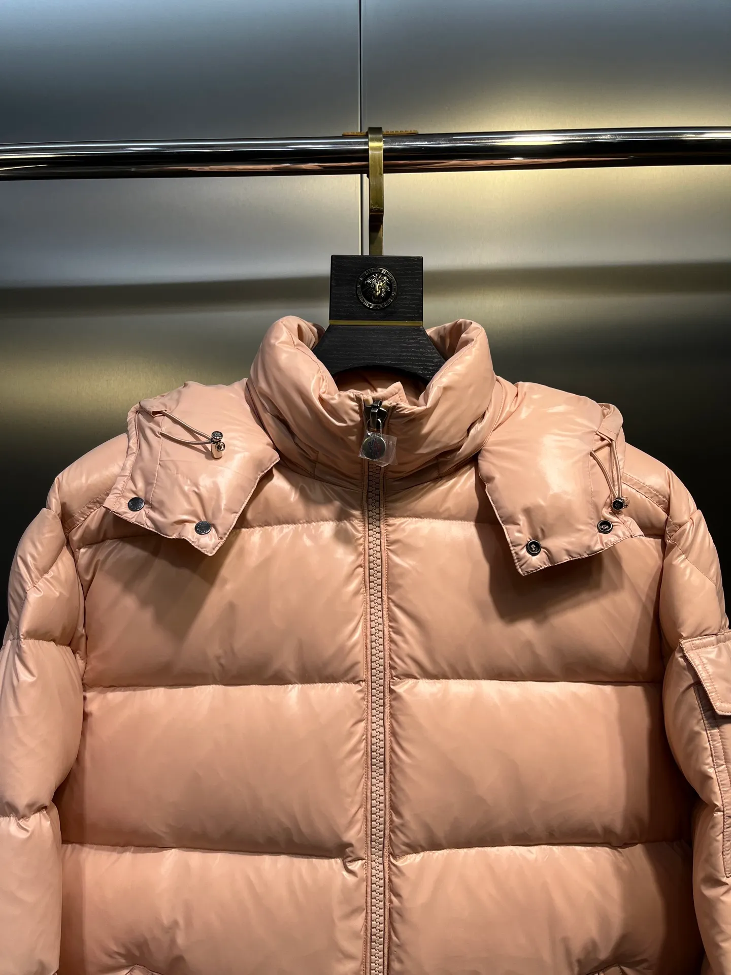 P700 𝗠𝗼𝗻𝗰𝗹𝗲𝗿 𝗠𝗮𝘆𝗮/ Moncler's top-quality Maya down jacket is a super hot style that you can't buy in winter. Eason Chan, Nicholas Tse, and Zhao Lusi have been wearing it one after another. They speak for themselves with their strength, a veteran-level style. This series is known for its fluffy bread style and glossy effect. It is the most popular series in the classic main line of the M family. Buying at the counter and from the official website is basically a matter of rush! Promise me to buy it soon! Just needed series! ! Don’t wait until winter when it’s hard to get one size: 123456