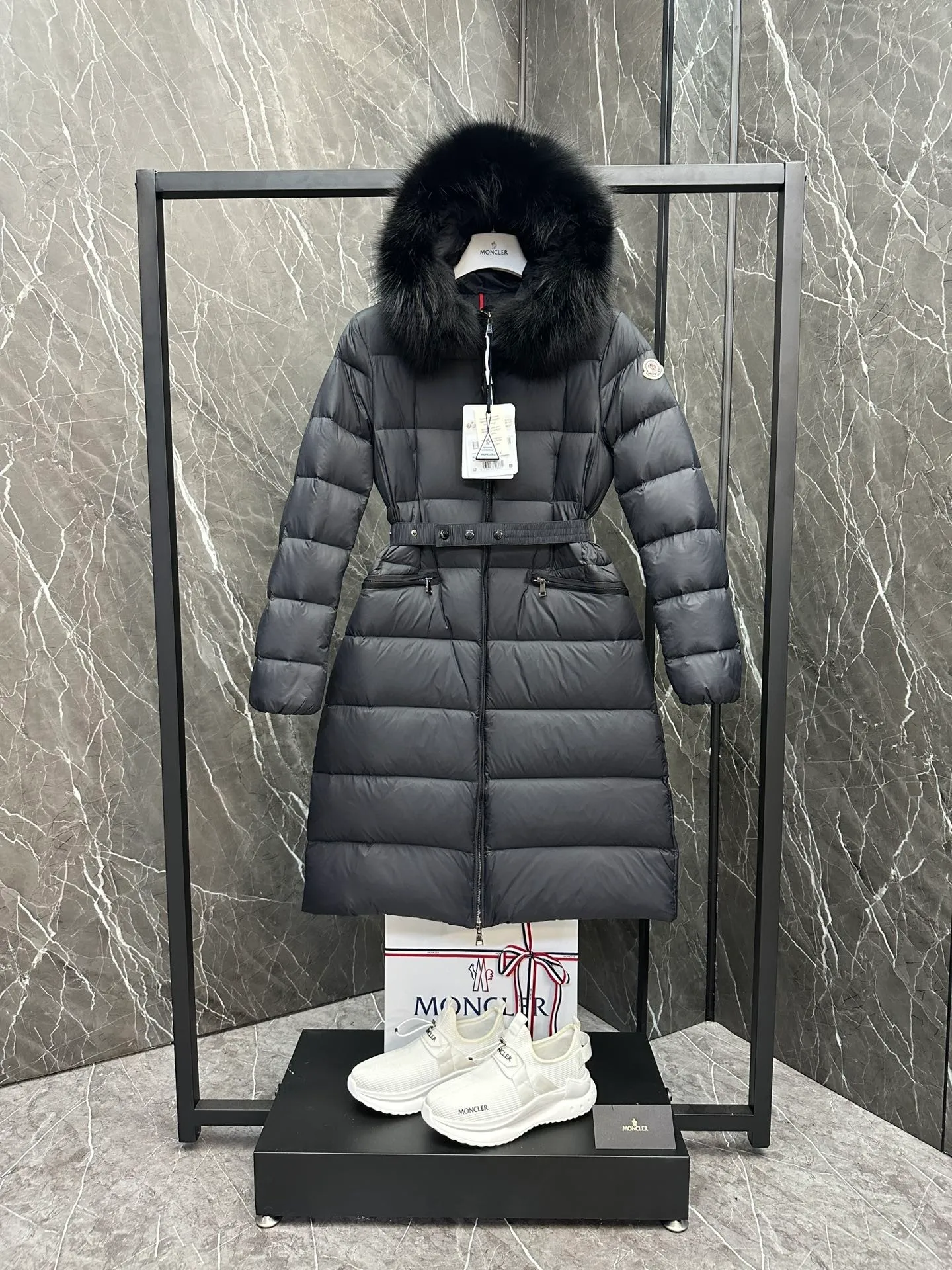P1100 New Down ⬆️Moncler 2025 New Colors Boed Women's Long Down Jacket Jacket Boedic women's down jacket is made of longue saison fabric, embellished with fur trim, providing warm care. (⚠️Fox fur collar imported from Finland, of course the fur collar needs to be larger to look good) The Boed down jacket has a soft silhouette design and is equipped with a delicate belt to create a sophisticated and elegant winter look. Made of longue saison fabric with wool trim on the hood. Details •Made from longue saison fabric •Longue saison lining •Filled with down •Hood with removable fleece trim •Two-way zipper closure •Elasticated waistband with patented snap buttons •Zip closure lateral pockets with grosgrain piping •Adjustable elastic cuffs Size: 1-4 Women's