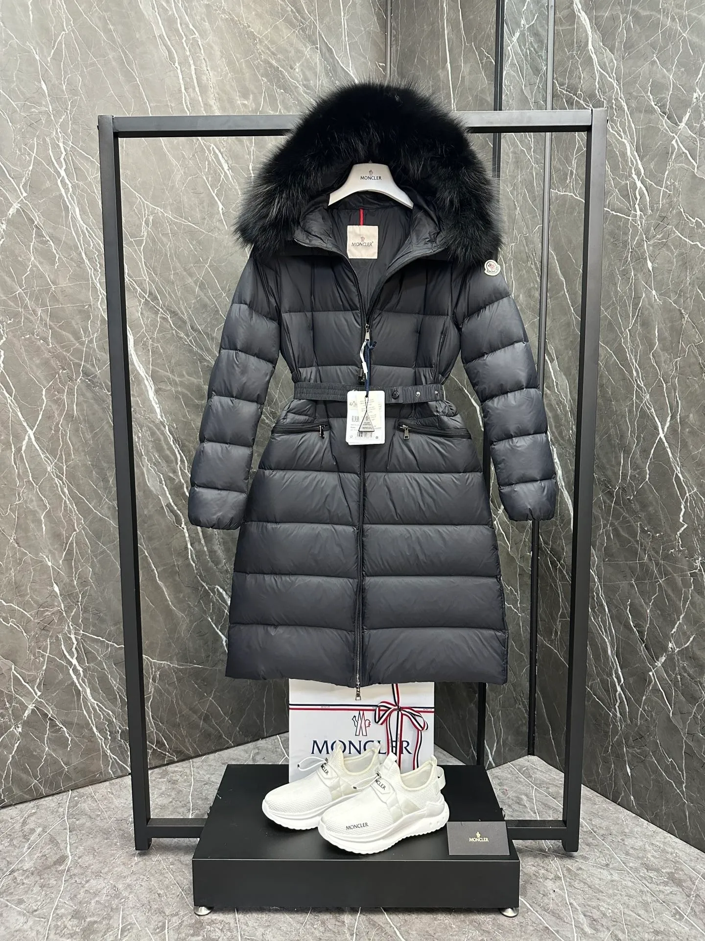 P1100 New Down ⬆️Moncler 2025 New Colors Boed Women's Long Down Jacket Jacket Boedic women's down jacket is made of longue saison fabric, embellished with fur trim, providing warm care. (⚠️Fox fur collar imported from Finland, of course the fur collar needs to be larger to look good) The Boed down jacket has a soft silhouette design and is equipped with a delicate belt to create a sophisticated and elegant winter look. Made of longue saison fabric with wool trim on the hood. Details •Made from longue saison fabric •Longue saison lining •Filled with down •Hood with removable fleece trim •Two-way zipper closure •Elasticated waistband with patented snap buttons •Zip closure lateral pockets with grosgrain piping •Adjustable elastic cuffs Size: 1-4 Women's