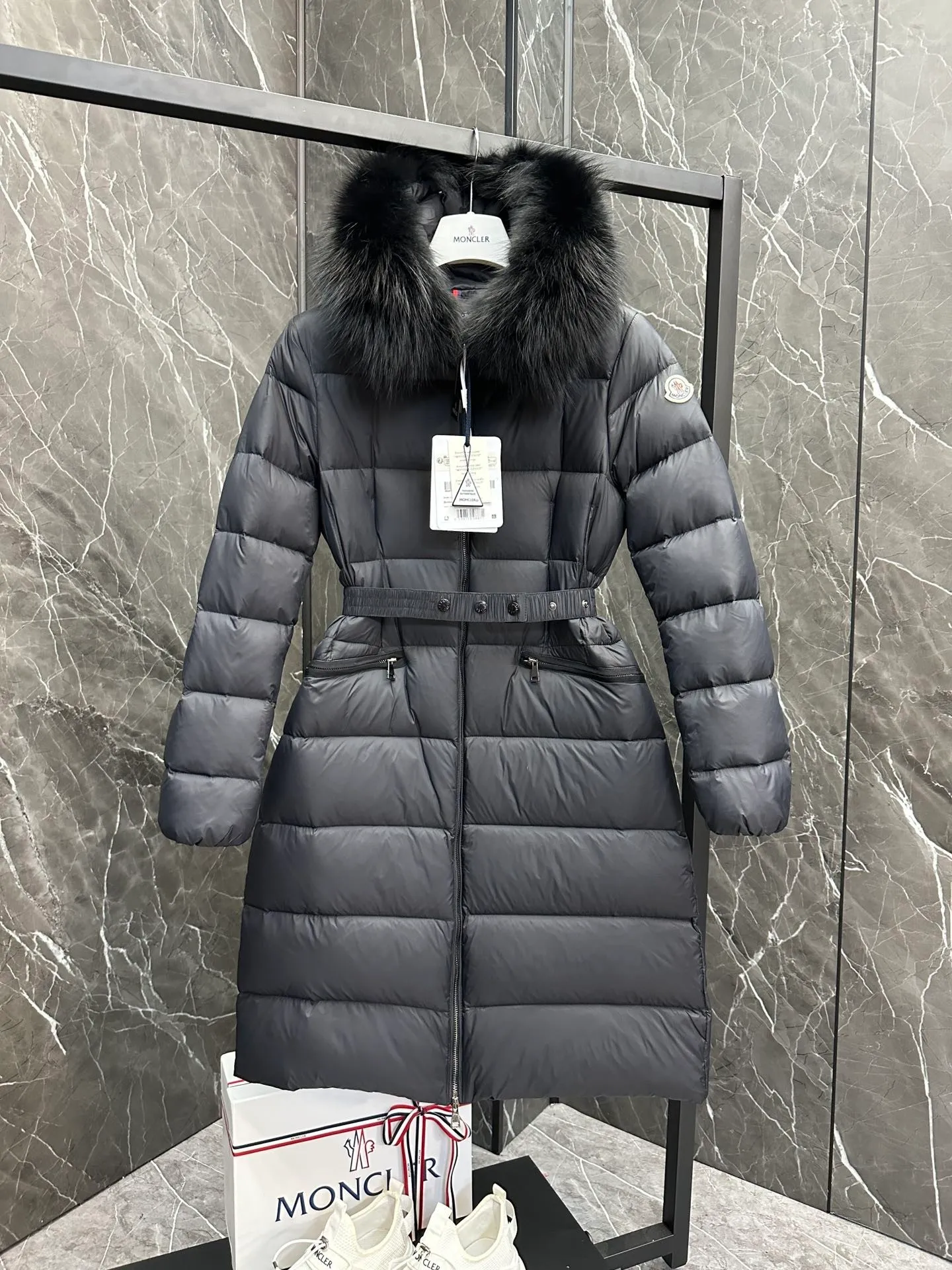 P1100 New Down ⬆️Moncler 2025 New Colors Boed Women's Long Down Jacket Jacket Boedic women's down jacket is made of longue saison fabric, embellished with fur trim, providing warm care. (⚠️Fox fur collar imported from Finland, of course the fur collar needs to be larger to look good) The Boed down jacket has a soft silhouette design and is equipped with a delicate belt to create a sophisticated and elegant winter look. Made of longue saison fabric with wool trim on the hood. Details •Made from longue saison fabric •Longue saison lining •Filled with down •Hood with removable fleece trim •Two-way zipper closure •Elasticated waistband with patented snap buttons •Zip closure lateral pockets with grosgrain piping •Adjustable elastic cuffs Size: 1-4 Women's
