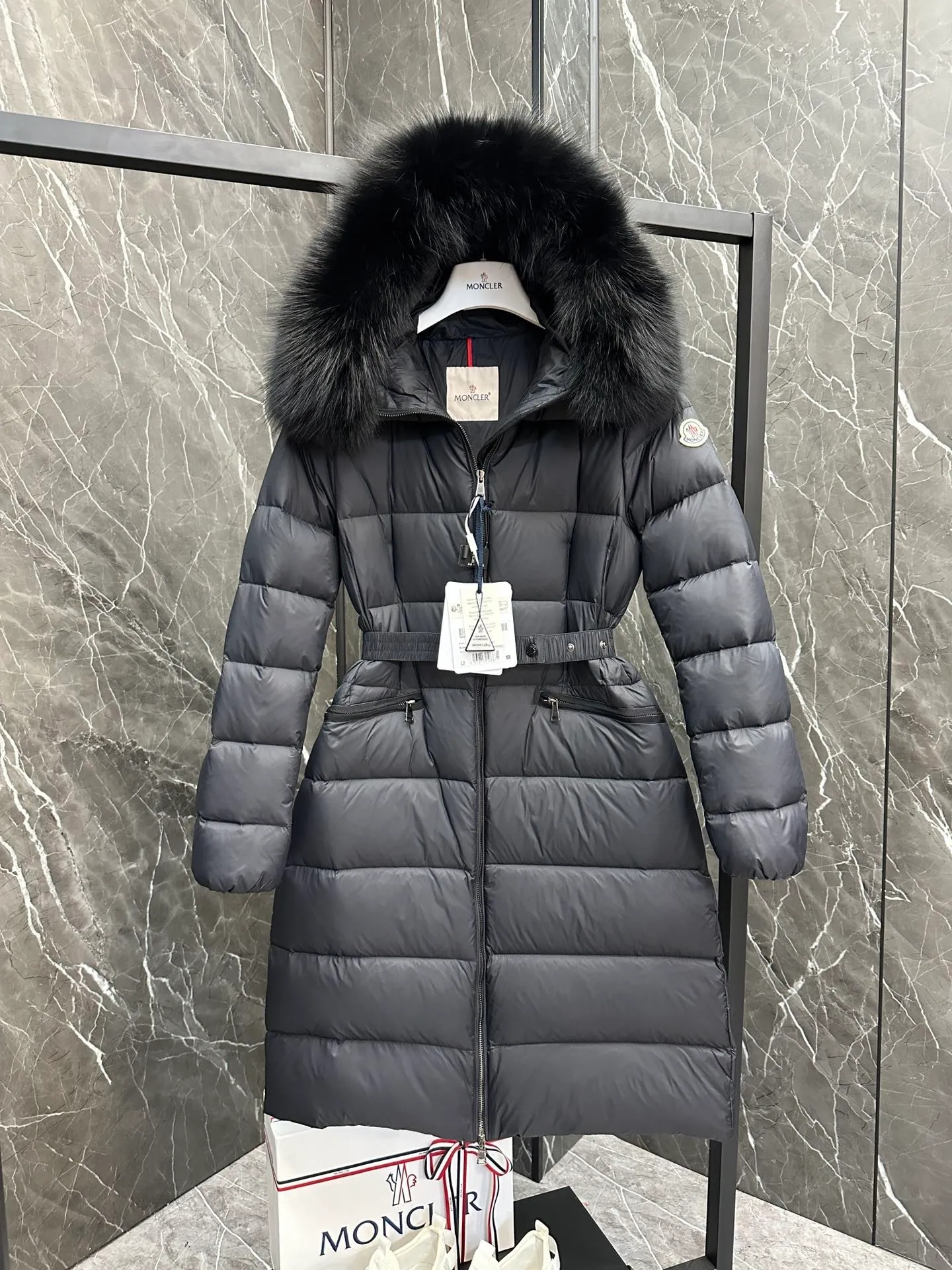 P1100 New Down ⬆️Moncler 2025 New Colors Boed Women's Long Down Jacket Jacket Boedic women's down jacket is made of longue saison fabric, embellished with fur trim, providing warm care. (⚠️Fox fur collar imported from Finland, of course the fur collar needs to be larger to look good) The Boed down jacket has a soft silhouette design and is equipped with a delicate belt to create a sophisticated and elegant winter look. Made of longue saison fabric with wool trim on the hood. Details •Made from longue saison fabric •Longue saison lining •Filled with down •Hood with removable fleece trim •Two-way zipper closure •Elasticated waistband with patented snap buttons •Zip closure lateral pockets with grosgrain piping •Adjustable elastic cuffs Size: 1-4 Women's
