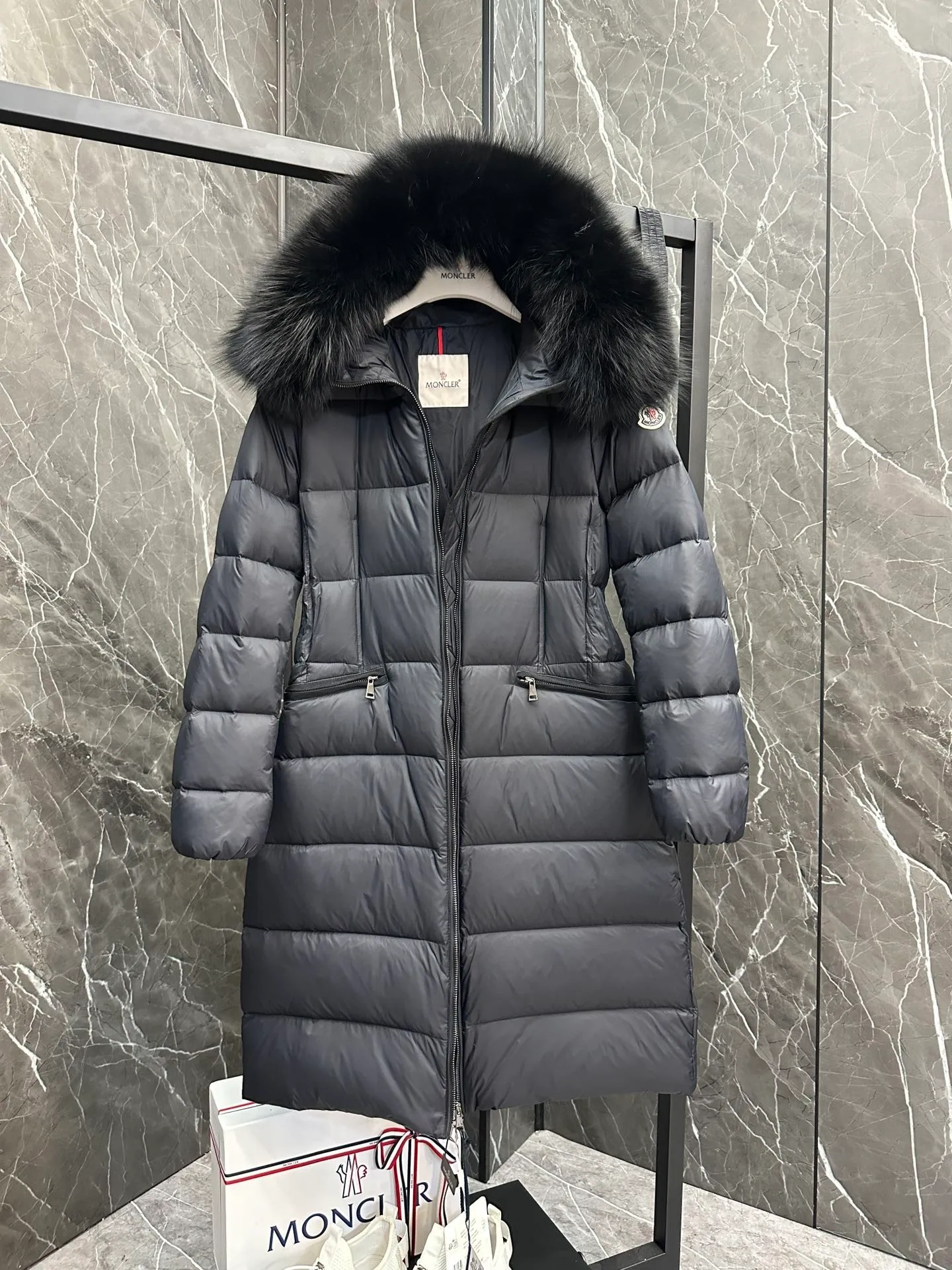 P1100 New Down ⬆️Moncler 2025 New Colors Boed Women's Long Down Jacket Jacket Boedic women's down jacket is made of longue saison fabric, embellished with fur trim, providing warm care. (⚠️Fox fur collar imported from Finland, of course the fur collar needs to be larger to look good) The Boed down jacket has a soft silhouette design and is equipped with a delicate belt to create a sophisticated and elegant winter look. Made of longue saison fabric with wool trim on the hood. Details •Made from longue saison fabric •Longue saison lining •Filled with down •Hood with removable fleece trim •Two-way zipper closure •Elasticated waistband with patented snap buttons •Zip closure lateral pockets with grosgrain piping •Adjustable elastic cuffs Size: 1-4 Women's