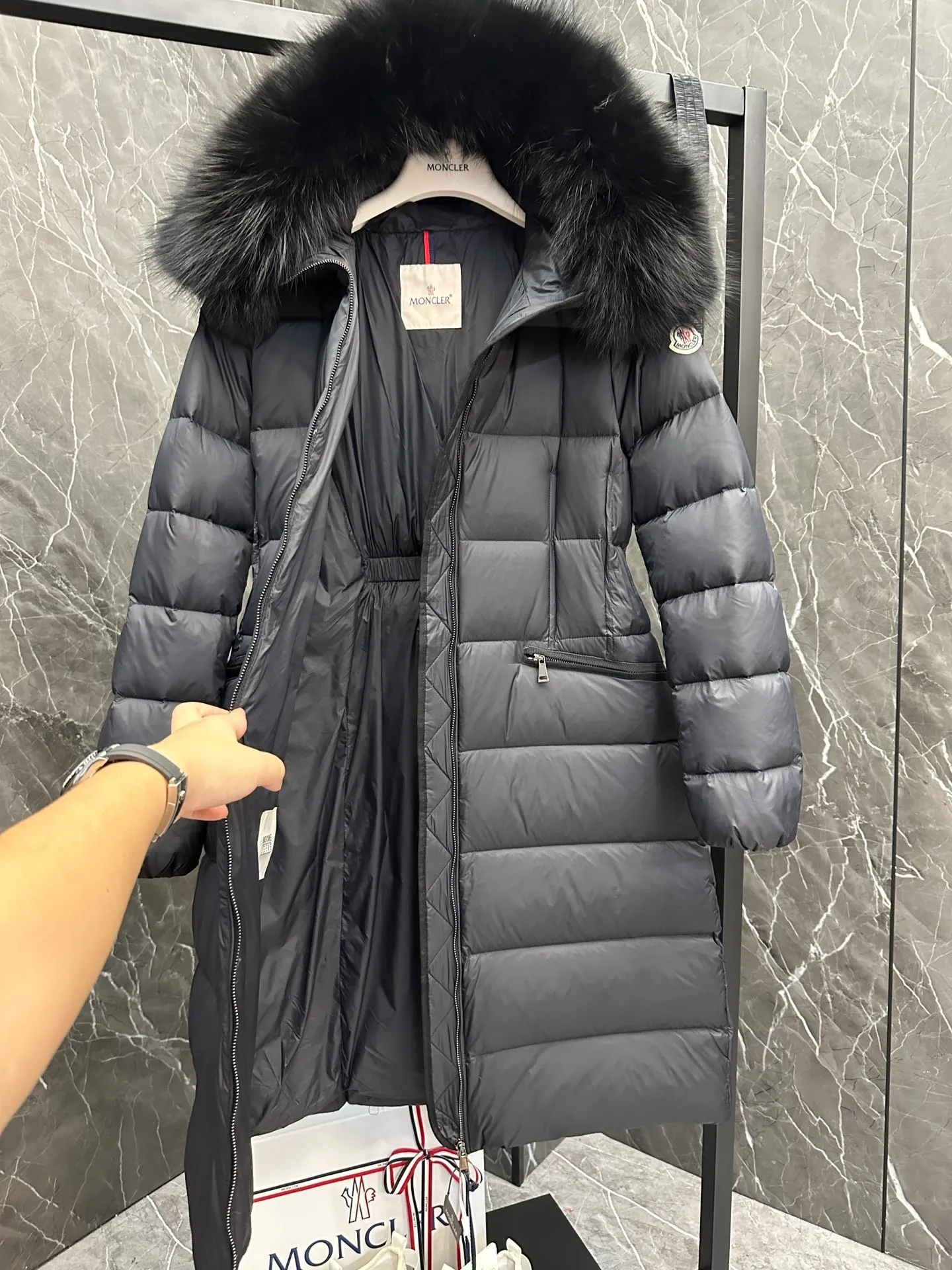 P1100 New Down ⬆️Moncler 2025 New Colors Boed Women's Long Down Jacket Jacket Boedic women's down jacket is made of longue saison fabric, embellished with fur trim, providing warm care. (⚠️Fox fur collar imported from Finland, of course the fur collar needs to be larger to look good) The Boed down jacket has a soft silhouette design and is equipped with a delicate belt to create a sophisticated and elegant winter look. Made of longue saison fabric with wool trim on the hood. Details •Made from longue saison fabric •Longue saison lining •Filled with down •Hood with removable fleece trim •Two-way zipper closure •Elasticated waistband with patented snap buttons •Zip closure lateral pockets with grosgrain piping •Adjustable elastic cuffs Size: 1-4 Women's