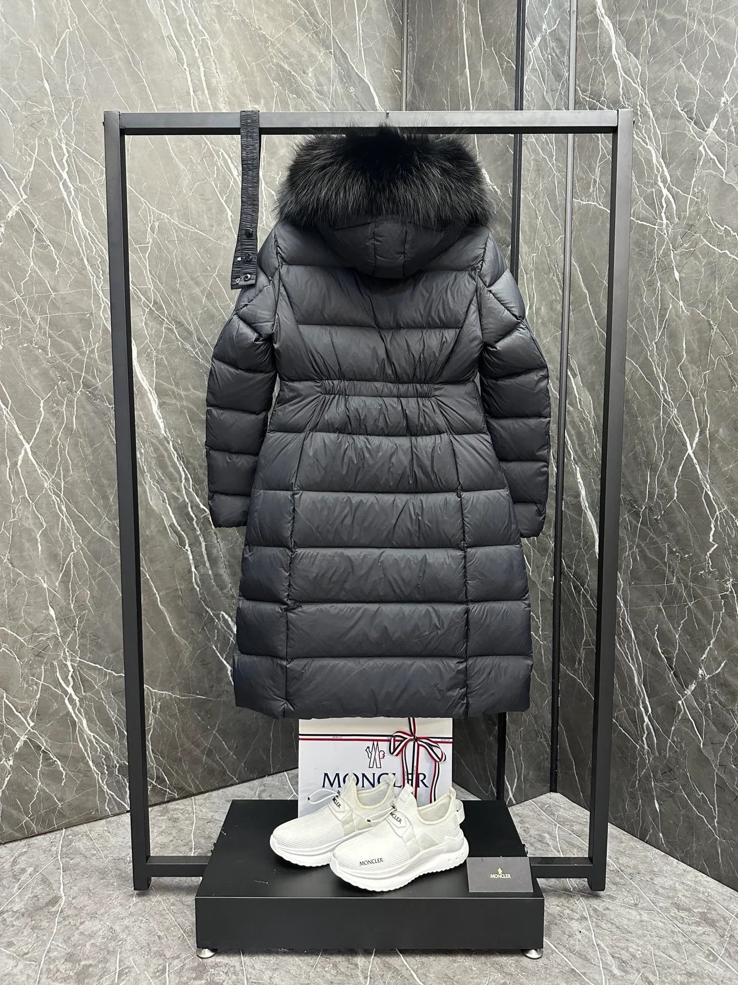 P1100 New Down ⬆️Moncler 2025 New Colors Boed Women's Long Down Jacket Jacket Boedic women's down jacket is made of longue saison fabric, embellished with fur trim, providing warm care. (⚠️Fox fur collar imported from Finland, of course the fur collar needs to be larger to look good) The Boed down jacket has a soft silhouette design and is equipped with a delicate belt to create a sophisticated and elegant winter look. Made of longue saison fabric with wool trim on the hood. Details •Made from longue saison fabric •Longue saison lining •Filled with down •Hood with removable fleece trim •Two-way zipper closure •Elasticated waistband with patented snap buttons •Zip closure lateral pockets with grosgrain piping •Adjustable elastic cuffs Size: 1-4 Women's