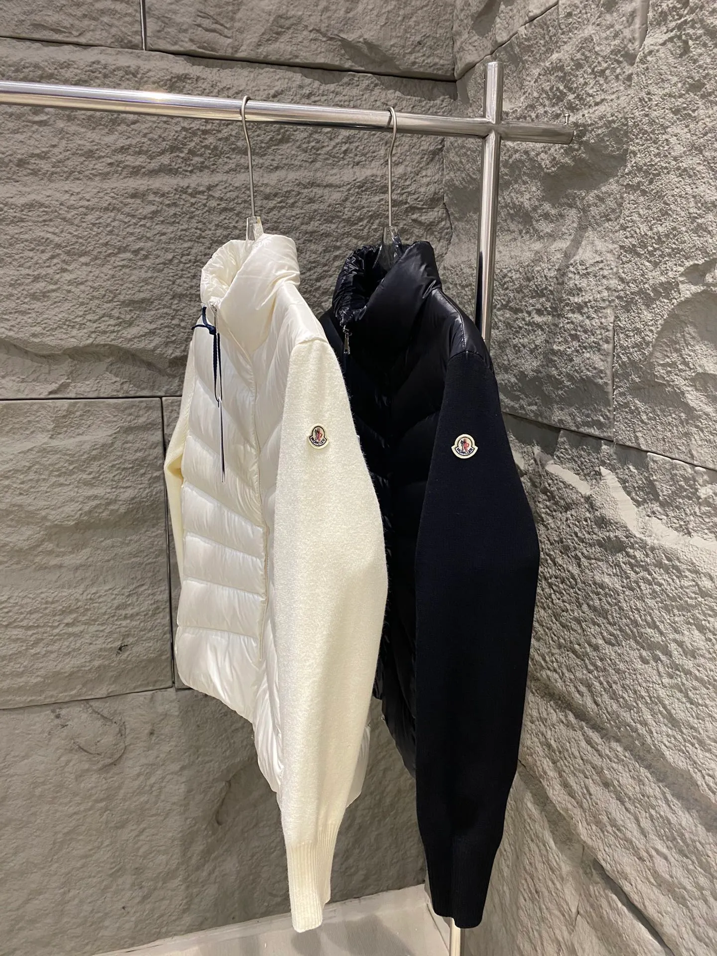 P720 Moncler Women's Stand Collar Knitted Patchwork Down Jacket This padded cardigan is a classic Moncler design piece that can be worn alone or paired with coats and jackets. Lightweight knit style made from soft wool and filled with down on the front and back. Color: black/white Size: 1/2/3/4