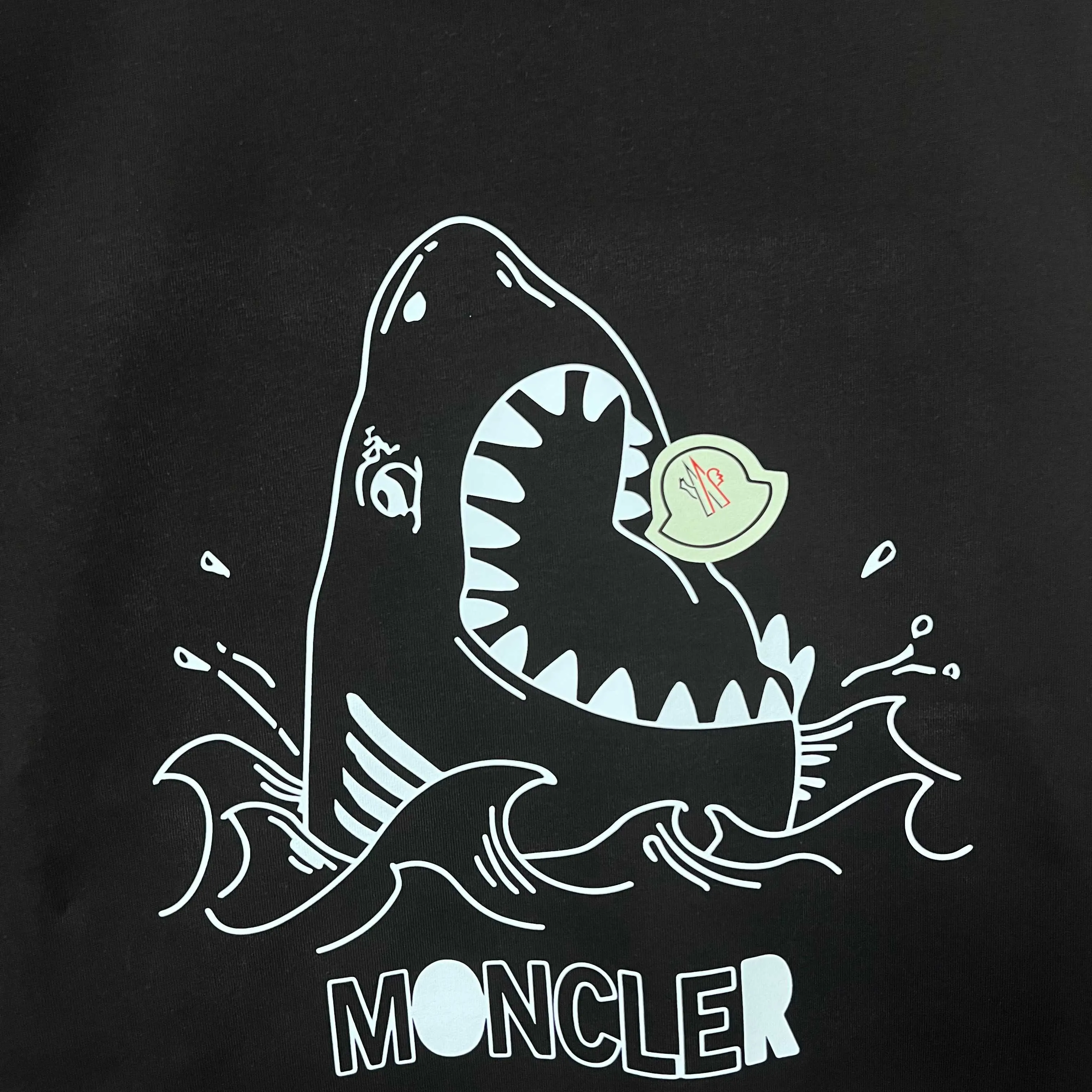 P220 (shipped the next day) MONCLER/Mongolian 2025Fw new autumn and winter 400g pullover round neck long-sleeved sweatshirt Shark🦈 small badge letter logo embossed technology same style for men and women brand classic pure cotton fabric official synchronization high version high quality fashion personality versatile trend pure original quality original fabric hang tag collar label washed wheat three labels complete Color: black. white. Size: S-XL