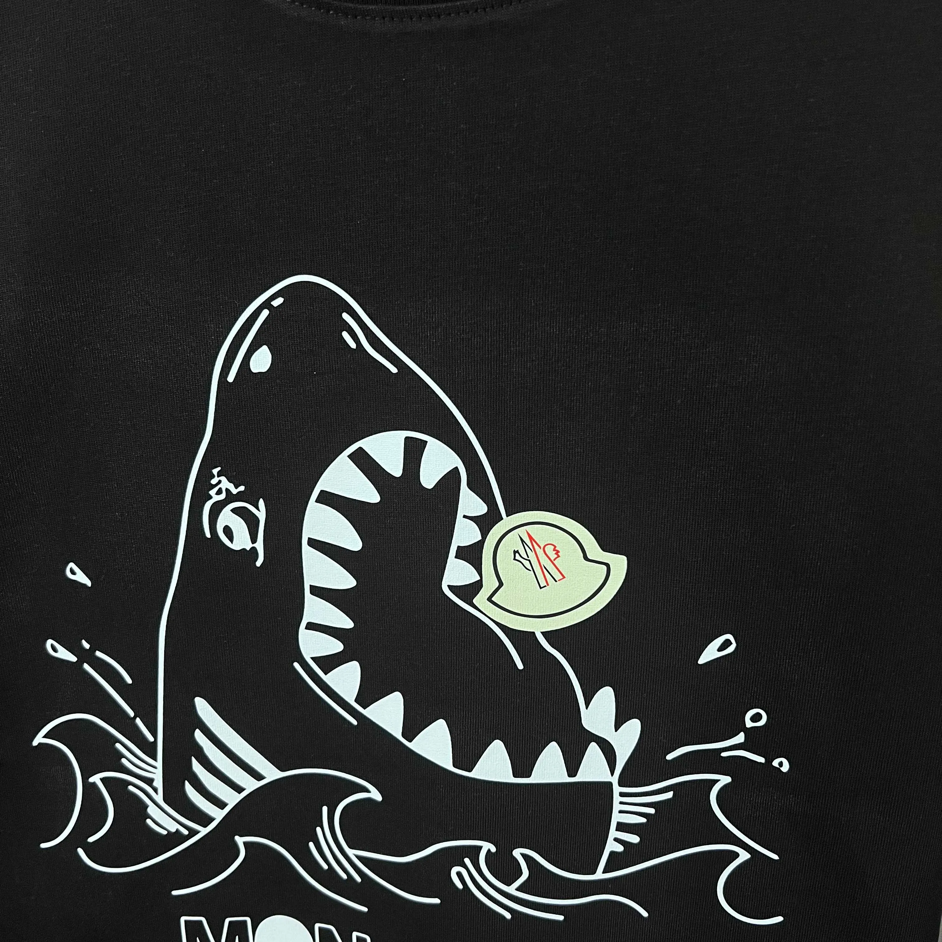 P220 (shipped the next day) MONCLER/Mongolian 2025Fw new autumn and winter 400g pullover round neck long-sleeved sweatshirt Shark🦈 small badge letter logo embossed technology same style for men and women brand classic pure cotton fabric official synchronization high version high quality fashion personality versatile trend pure original quality original fabric hang tag collar label washed wheat three labels complete Color: black. white. Size: S-XL