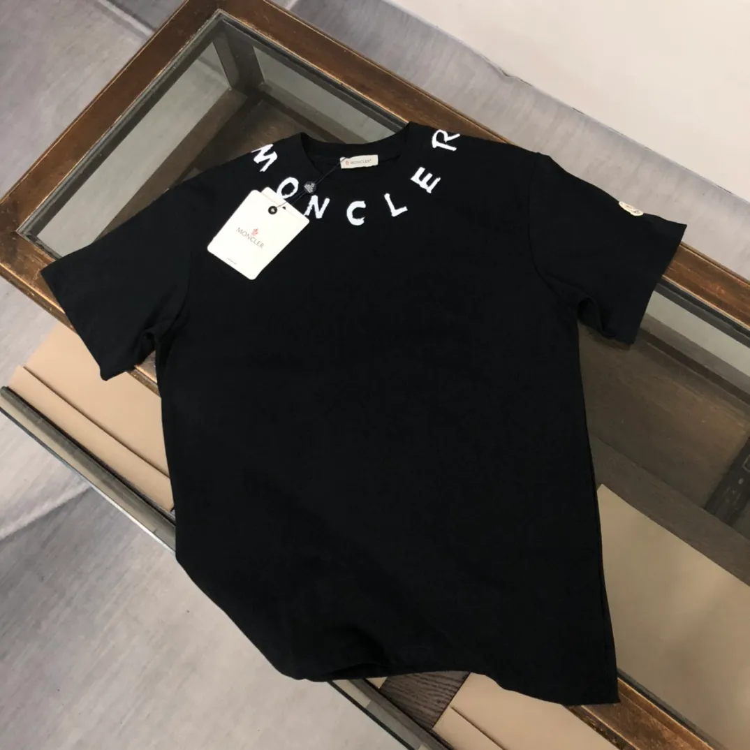 P160 🔥MONCLER New model of Mongolian mouth, customized high-end ready-to-wear! Fashionable and trendy casual short-sleeved T-shirt, gentle, soft, delicate and soft, skin-friendly on the upper body, comfortable and cool, the brand letters on the neckline are fashionable and full of vitality! A fashionable and versatile must-have! Color: black white Size: S～XL (loose version, please state your height and weight when placing an order)