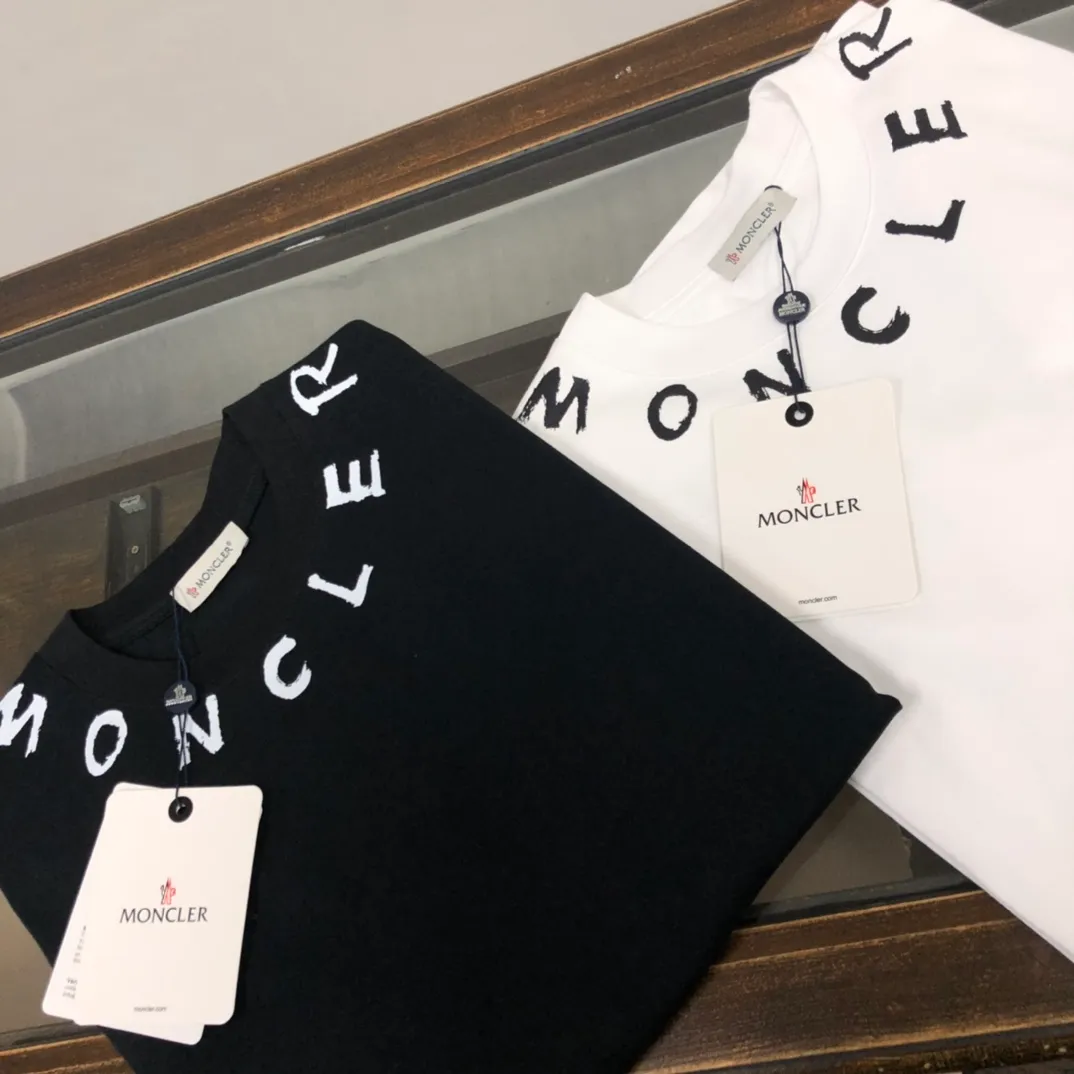 P160 🔥MONCLER New model of Mongolian mouth, customized high-end ready-to-wear! Fashionable and trendy casual short-sleeved T-shirt, gentle, soft, delicate and soft, skin-friendly on the upper body, comfortable and cool, the brand letters on the neckline are fashionable and full of vitality! A fashionable and versatile must-have! Color: black white Size: S～XL (loose version, please state your height and weight when placing an order)