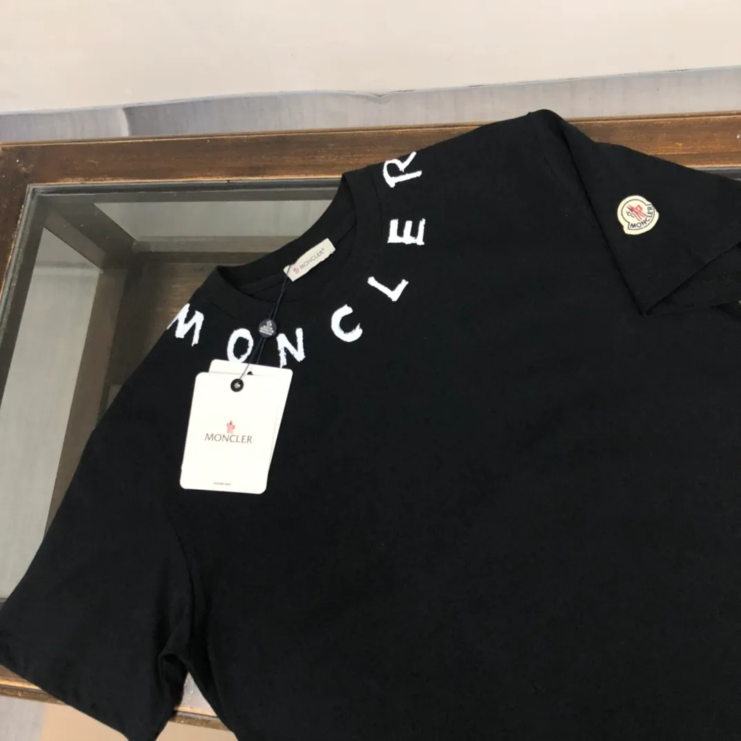 P160 🔥MONCLER New model of Mongolian mouth, customized high-end ready-to-wear! Fashionable and trendy casual short-sleeved T-shirt, gentle, soft, delicate and soft, skin-friendly on the upper body, comfortable and cool, the brand letters on the neckline are fashionable and full of vitality! A fashionable and versatile must-have! Color: black white Size: S～XL (loose version, please state your height and weight when placing an order)