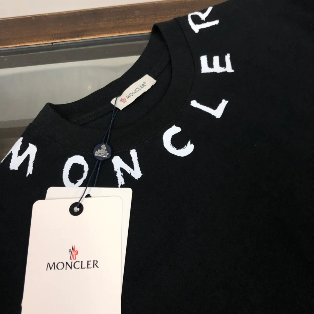 P160 🔥MONCLER New model of Mongolian mouth, customized high-end ready-to-wear! Fashionable and trendy casual short-sleeved T-shirt, gentle, soft, delicate and soft, skin-friendly on the upper body, comfortable and cool, the brand letters on the neckline are fashionable and full of vitality! A fashionable and versatile must-have! Color: black white Size: S～XL (loose version, please state your height and weight when placing an order)