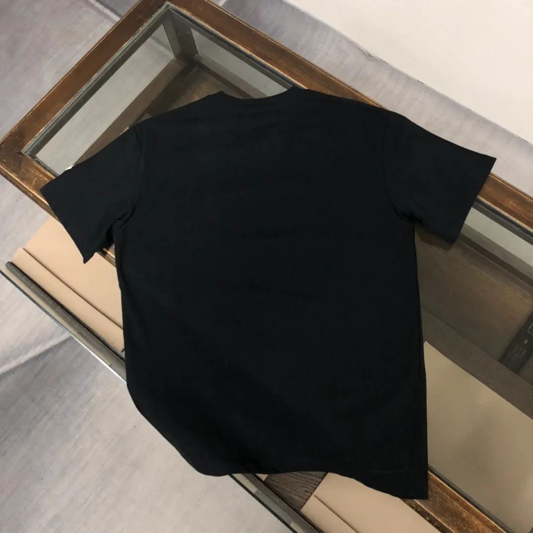 P160 🔥MONCLER New model of Mongolian mouth, customized high-end ready-to-wear! Fashionable and trendy casual short-sleeved T-shirt, gentle, soft, delicate and soft, skin-friendly on the upper body, comfortable and cool, the brand letters on the neckline are fashionable and full of vitality! A fashionable and versatile must-have! Color: black white Size: S～XL (loose version, please state your height and weight when placing an order)
