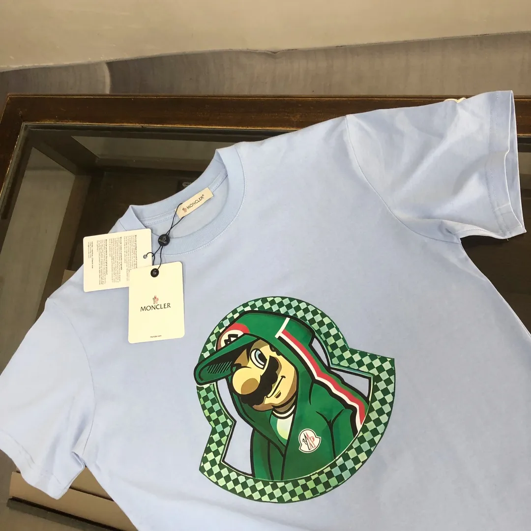 P150 MONCLER 25 latest short-sleeved T-shirt for couples ~ Brand new element pattern printing design ~ The upper body of the fabric is comfortable and breathable, not stiff, slim cut, made of high-end custom-made pure cotton fabric! The upper body is comfortable and stylish, and it can be worn alone as an inner layer. It is a must-have for fashionistas! ! ! Color: Black White Orange Royal Blue Light Blue Size: S M L XL (Loose fit! Please indicate your height and weight when placing an order)