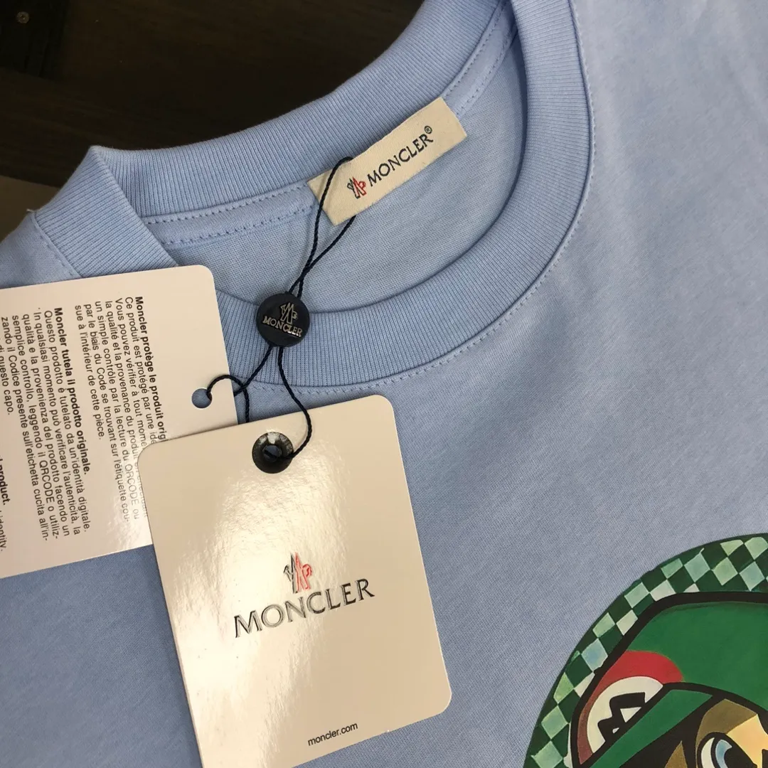 P150 MONCLER 25 latest short-sleeved T-shirt for couples ~ Brand new element pattern printing design ~ The upper body of the fabric is comfortable and breathable, not stiff, slim cut, made of high-end custom-made pure cotton fabric! The upper body is comfortable and stylish, and it can be worn alone as an inner layer. It is a must-have for fashionistas! ! ! Color: Black White Orange Royal Blue Light Blue Size: S M L XL (Loose fit! Please indicate your height and weight when placing an order)