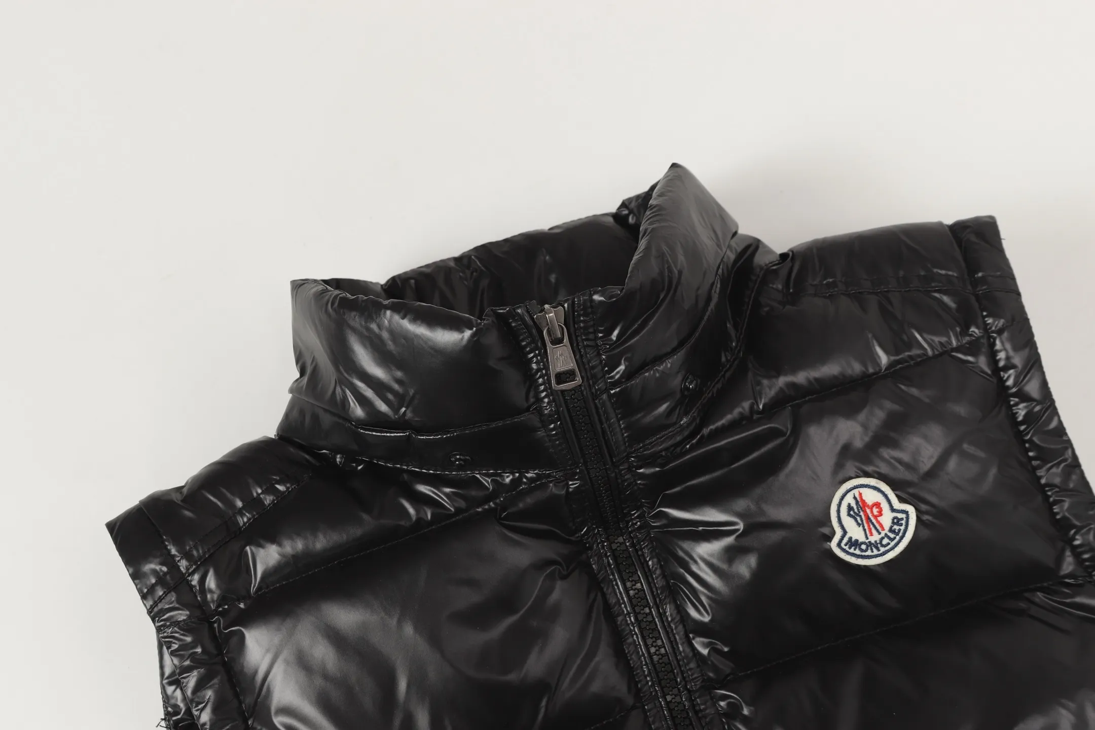 P420 Top real shot, differentiated currency] 𝗠𝗼𝗻𝗰𝗲𝗿/Mask Down Vest Style number: Hot model The Maya/Maya down vest, a collection of Moncler archives that has been awaited for a year, maya down vest is made of iconic shiny lacquered nylon, with high-performance details to provide warmth and protection. This Moncler classic piece is equipped with a detachable hood to enhance the protective performance of the overall design. •NFC chip anti-counterfeiting •Made of lacquered nylon •Painted nylon •Filled with down •Detachable hood •Zipper closure •Outer pocket with zipper closure •Elastic drawstring at the hem The detachable hood gives this down vest more matching options. Toray glossy outer material is provided by customers. 15D nylon fabric/lining is of the highest standard. The fabric feels smooth and has a very textured feel. The entire down jacket has four layers of fabric in total, and the two inner layers are made of the best 400D liner cloth and woolen! It is filled with imported European standard 90% white duck down, with high fluffiness, high gram weight and down content. The feel is excellent in all aspects. You can hardly feel the hair stalks, and you don’t have to worry about the velvet problem. It can effectively lock in and collect heat. You can feel its plump state by looking at the real photos. It is quite light on the upper body and does not feel bloated at all. Double zipper pockets on both sides, No. 5 resin zipper closure method; soft and not stuck; there is no problem in putting a mobile phone card holder! The resin zipper blocks the wind; it blocks the cold wind in the cold winter! Original durable accessories and hardware ~ all made to order! It shows the aura of big brands everywhere, highlights the high-end style and quality, is simple and elegant, and looks good no matter how you wear it. Mengkou has been focusing on production for 8 years. The perfect combination of every link ensures the smoothness of each piece of clothing. It is the Rolls-Royce of down jackets~ Color: Black Size: 1-2-3-4-5