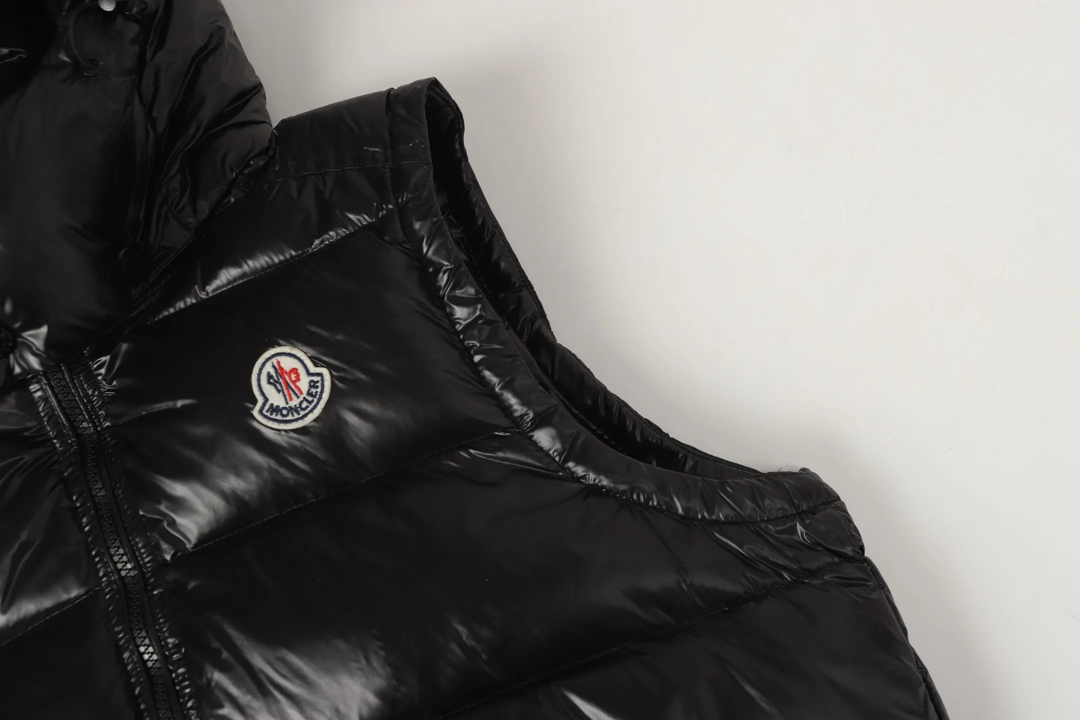 P420 Top real shot, differentiated currency] 𝗠𝗼𝗻𝗰𝗲𝗿/Mask Down Vest Style number: Hot model The Maya/Maya down vest, a collection of Moncler archives that has been awaited for a year, maya down vest is made of iconic shiny lacquered nylon, with high-performance details to provide warmth and protection. This Moncler classic piece is equipped with a detachable hood to enhance the protective performance of the overall design. •NFC chip anti-counterfeiting •Made of lacquered nylon •Painted nylon •Filled with down •Detachable hood •Zipper closure •Outer pocket with zipper closure •Elastic drawstring at the hem The detachable hood gives this down vest more matching options. Toray glossy outer material is provided by customers. 15D nylon fabric/lining is of the highest standard. The fabric feels smooth and has a very textured feel. The entire down jacket has four layers of fabric in total, and the two inner layers are made of the best 400D liner cloth and woolen! It is filled with imported European standard 90% white duck down, with high fluffiness, high gram weight and down content. The feel is excellent in all aspects. You can hardly feel the hair stalks, and you don’t have to worry about the velvet problem. It can effectively lock in and collect heat. You can feel its plump state by looking at the real photos. It is quite light on the upper body and does not feel bloated at all. Double zipper pockets on both sides, No. 5 resin zipper closure method; soft and not stuck; there is no problem in putting a mobile phone card holder! The resin zipper blocks the wind; it blocks the cold wind in the cold winter! Original durable accessories and hardware ~ all made to order! It shows the aura of big brands everywhere, highlights the high-end style and quality, is simple and elegant, and looks good no matter how you wear it. Mengkou has been focusing on production for 8 years. The perfect combination of every link ensures the smoothness of each piece of clothing. It is the Rolls-Royce of down jackets~ Color: Black Size: 1-2-3-4-5