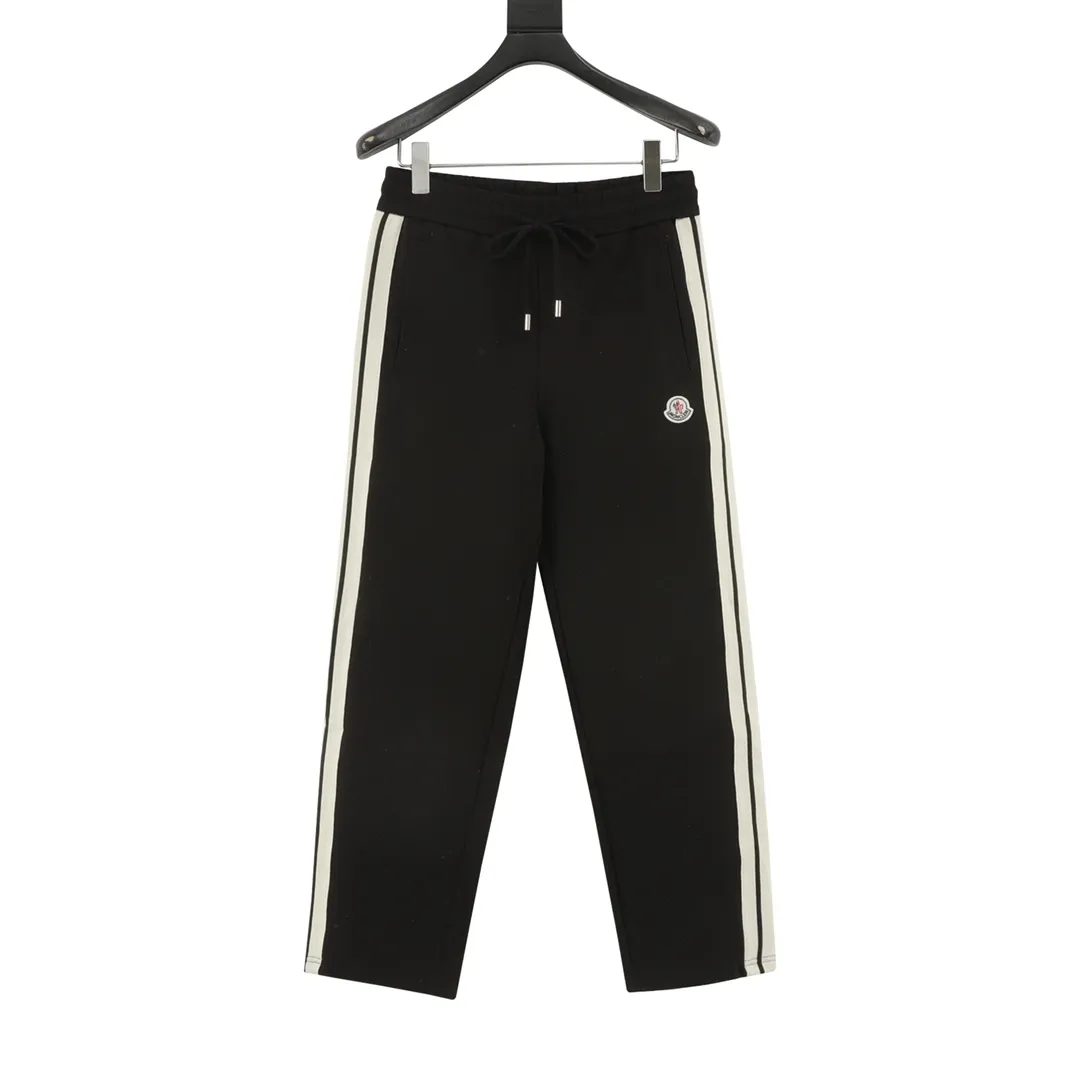 P460 Moncler/Mask 25FW classic side webbing trousers are differentiated from the market currency, the same style for men and women, new aesthetically inspired and interesting design, high-quality channel nature. It makes the overall design more elegant and fashionable. It is the hottest series this summer and is sought after by countless celebrities and fashionistas. The neat details of the cutting process add color to the playful fashion! The neat and meticulous design, and the well-fitting structure is unique. The upper body not only has outstanding recognition, but also looks younger and younger. A style that has the ultimate wearing meaning and performance, with gorgeous color combinations, the craftsmanship of this style must be extremely extraordinary, and the upper body comfort is definitely strong enough, which is also a manifestation of the essence of luxury! It is soft and thin, has an extremely alluring touch, and is very breathable. It is especially suitable for spring and summer wear. It is a comfortable wearing experience. The details and the craftsmanship of the webbing are perfect, giving it a more high-end feel!  Color: Black Size: S-XL