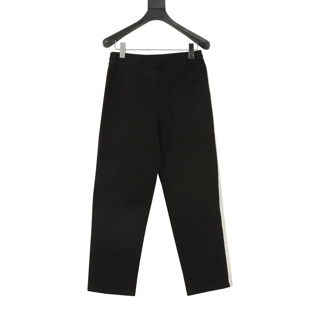P460 Moncler/Mask 25FW classic side webbing trousers are differentiated from the market currency, the same style for men and women, new aesthetically inspired and interesting design, high-quality channel nature. It makes the overall design more elegant and fashionable. It is the hottest series this summer and is sought after by countless celebrities and fashionistas. The neat details of the cutting process add color to the playful fashion! The neat and meticulous design, and the well-fitting structure is unique. The upper body not only has outstanding recognition, but also looks younger and younger. A style that has the ultimate wearing meaning and performance, with gorgeous color combinations, the craftsmanship of this style must be extremely extraordinary, and the upper body comfort is definitely strong enough, which is also a manifestation of the essence of luxury! It is soft and thin, has an extremely alluring touch, and is very breathable. It is especially suitable for spring and summer wear. It is a comfortable wearing experience. The details and the craftsmanship of the webbing are perfect, giving it a more high-end feel!  Color: Black Size: S-XL