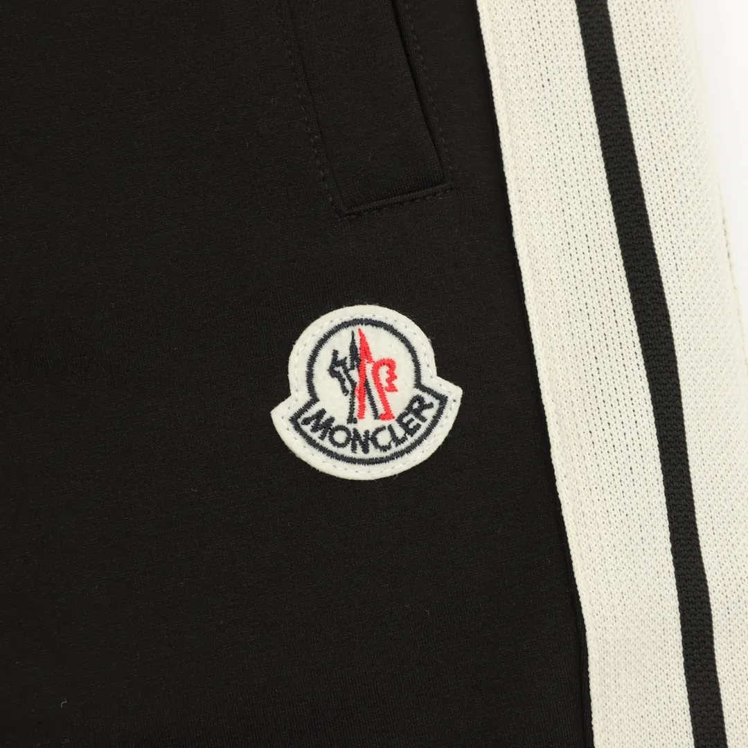 P460 Moncler/Mask 25FW classic side webbing trousers are differentiated from the market currency, the same style for men and women, new aesthetically inspired and interesting design, high-quality channel nature. It makes the overall design more elegant and fashionable. It is the hottest series this summer and is sought after by countless celebrities and fashionistas. The neat details of the cutting process add color to the playful fashion! The neat and meticulous design, and the well-fitting structure is unique. The upper body not only has outstanding recognition, but also looks younger and younger. A style that has the ultimate wearing meaning and performance, with gorgeous color combinations, the craftsmanship of this style must be extremely extraordinary, and the upper body comfort is definitely strong enough, which is also a manifestation of the essence of luxury! It is soft and thin, has an extremely alluring touch, and is very breathable. It is especially suitable for spring and summer wear. It is a comfortable wearing experience. The details and the craftsmanship of the webbing are perfect, giving it a more high-end feel!  Color: Black Size: S-XL