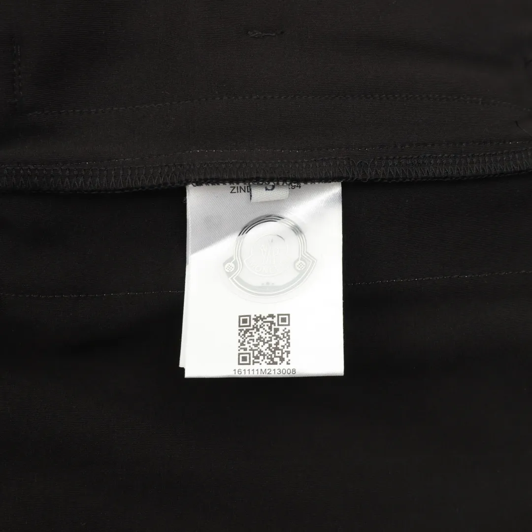 P460 Moncler/Mask 25FW classic side webbing trousers are differentiated from the market currency, the same style for men and women, new aesthetically inspired and interesting design, high-quality channel nature. It makes the overall design more elegant and fashionable. It is the hottest series this summer and is sought after by countless celebrities and fashionistas. The neat details of the cutting process add color to the playful fashion! The neat and meticulous design, and the well-fitting structure is unique. The upper body not only has outstanding recognition, but also looks younger and younger. A style that has the ultimate wearing meaning and performance, with gorgeous color combinations, the craftsmanship of this style must be extremely extraordinary, and the upper body comfort is definitely strong enough, which is also a manifestation of the essence of luxury! It is soft and thin, has an extremely alluring touch, and is very breathable. It is especially suitable for spring and summer wear. It is a comfortable wearing experience. The details and the craftsmanship of the webbing are perfect, giving it a more high-end feel!  Color: Black Size: S-XL