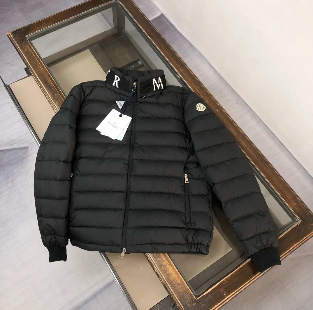P820 ​​Black real shot ✦ MONCLER Men's and Women's Unisex Stand Collar Down Jacket (Hidden Hat) Hot Sale at the Counter! New styles of down are available for autumn and winter 💥 New styles are emerging in an endless stream, with heavy embroidery of English letters on the collar, custom thread design on the cuffs, 90 white duck down, ultra-fine tailoring, and the accessories and hardware are also meticulous. We just want to bring good products to everyone 😎 Color: black white Size: 1-5 (M ~ 3XL)
