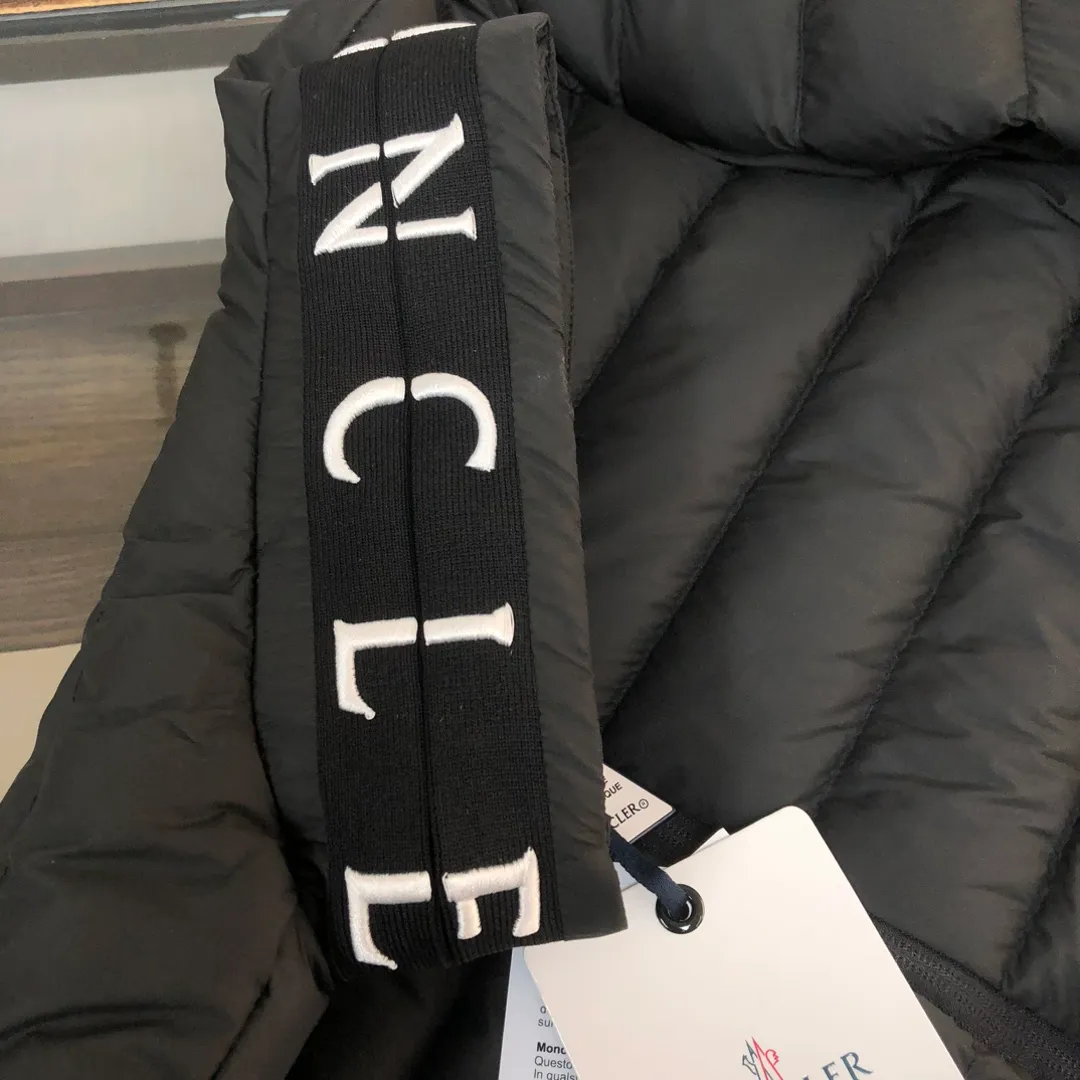 P820 ​​Black real shot ✦ MONCLER Men's and Women's Unisex Stand Collar Down Jacket (Hidden Hat) Hot Sale at the Counter! New styles of down are available for autumn and winter 💥 New styles are emerging in an endless stream, with heavy embroidery of English letters on the collar, custom thread design on the cuffs, 90 white duck down, ultra-fine tailoring, and the accessories and hardware are also meticulous. We just want to bring good products to everyone 😎 Color: black white Size: 1-5 (M ~ 3XL)