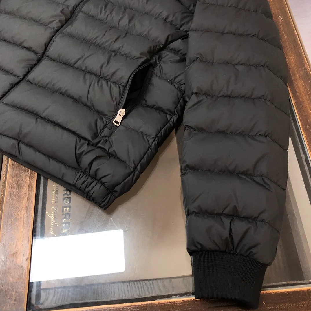 P820 ​​Black real shot ✦ MONCLER Men's and Women's Unisex Stand Collar Down Jacket (Hidden Hat) Hot Sale at the Counter! New styles of down are available for autumn and winter 💥 New styles are emerging in an endless stream, with heavy embroidery of English letters on the collar, custom thread design on the cuffs, 90 white duck down, ultra-fine tailoring, and the accessories and hardware are also meticulous. We just want to bring good products to everyone 😎 Color: black white Size: 1-5 (M ~ 3XL)