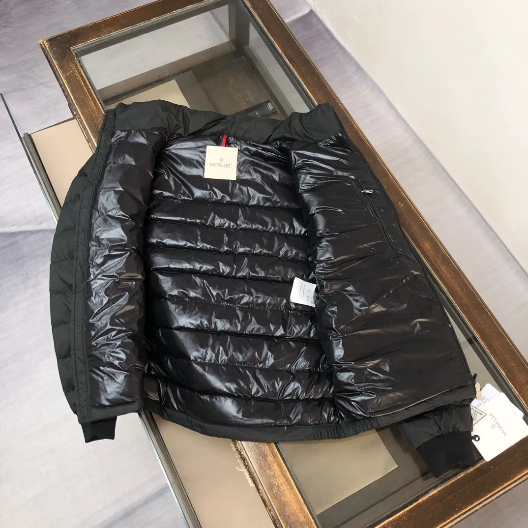 P820 ​​Black real shot ✦ MONCLER Men's and Women's Unisex Stand Collar Down Jacket (Hidden Hat) Hot Sale at the Counter! New styles of down are available for autumn and winter 💥 New styles are emerging in an endless stream, with heavy embroidery of English letters on the collar, custom thread design on the cuffs, 90 white duck down, ultra-fine tailoring, and the accessories and hardware are also meticulous. We just want to bring good products to everyone 😎 Color: black white Size: 1-5 (M ~ 3XL)