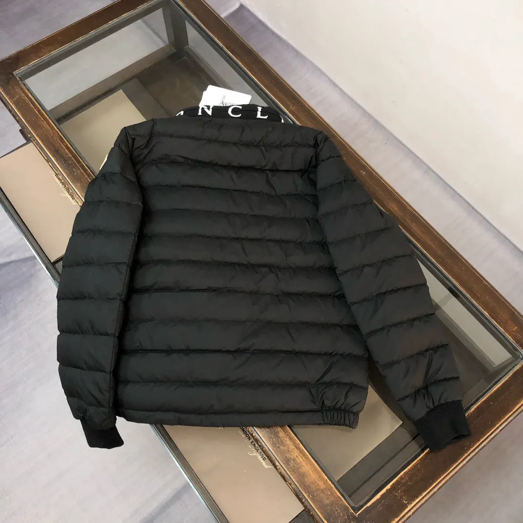 P820 ​​Black real shot ✦ MONCLER Men's and Women's Unisex Stand Collar Down Jacket (Hidden Hat) Hot Sale at the Counter! New styles of down are available for autumn and winter 💥 New styles are emerging in an endless stream, with heavy embroidery of English letters on the collar, custom thread design on the cuffs, 90 white duck down, ultra-fine tailoring, and the accessories and hardware are also meticulous. We just want to bring good products to everyone 😎 Color: black white Size: 1-5 (M ~ 3XL)