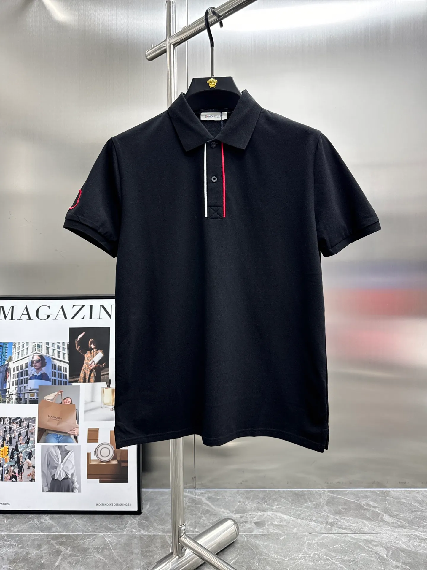 P250 moncler🌟New spring and summer men's short-sleeved Polo shirt, the brand's latest design elements! It’s neither monotonous nor complicated, just the right amount to show off your taste! Customer-supplied top-quality customized pique cotton fabrics! Comfortable, sweat-absorbent and breathable are not a problem at all. The unique luxury feel of the fabric presents a simple and elegant temperament! Letter logo embroidery design on the chest! Full three-dimensional! Standard cutting design! Every detail is in sync with high-end fashion. 🐒🐒Size: M-3XL