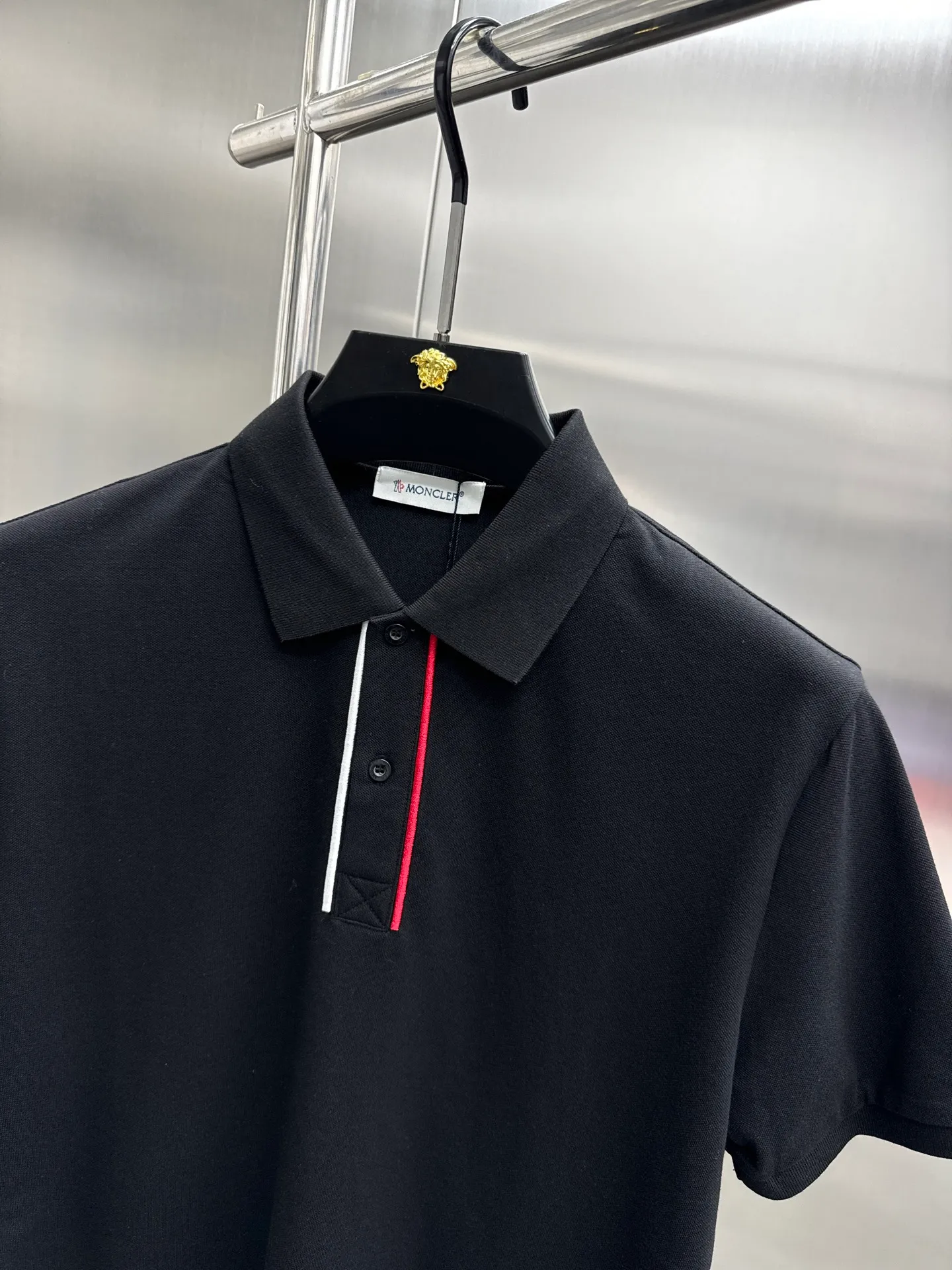 P250 moncler🌟New spring and summer men's short-sleeved Polo shirt, the brand's latest design elements! It’s neither monotonous nor complicated, just the right amount to show off your taste! Customer-supplied top-quality customized pique cotton fabrics! Comfortable, sweat-absorbent and breathable are not a problem at all. The unique luxury feel of the fabric presents a simple and elegant temperament! Letter logo embroidery design on the chest! Full three-dimensional! Standard cutting design! Every detail is in sync with high-end fashion. 🐒🐒Size: M-3XL