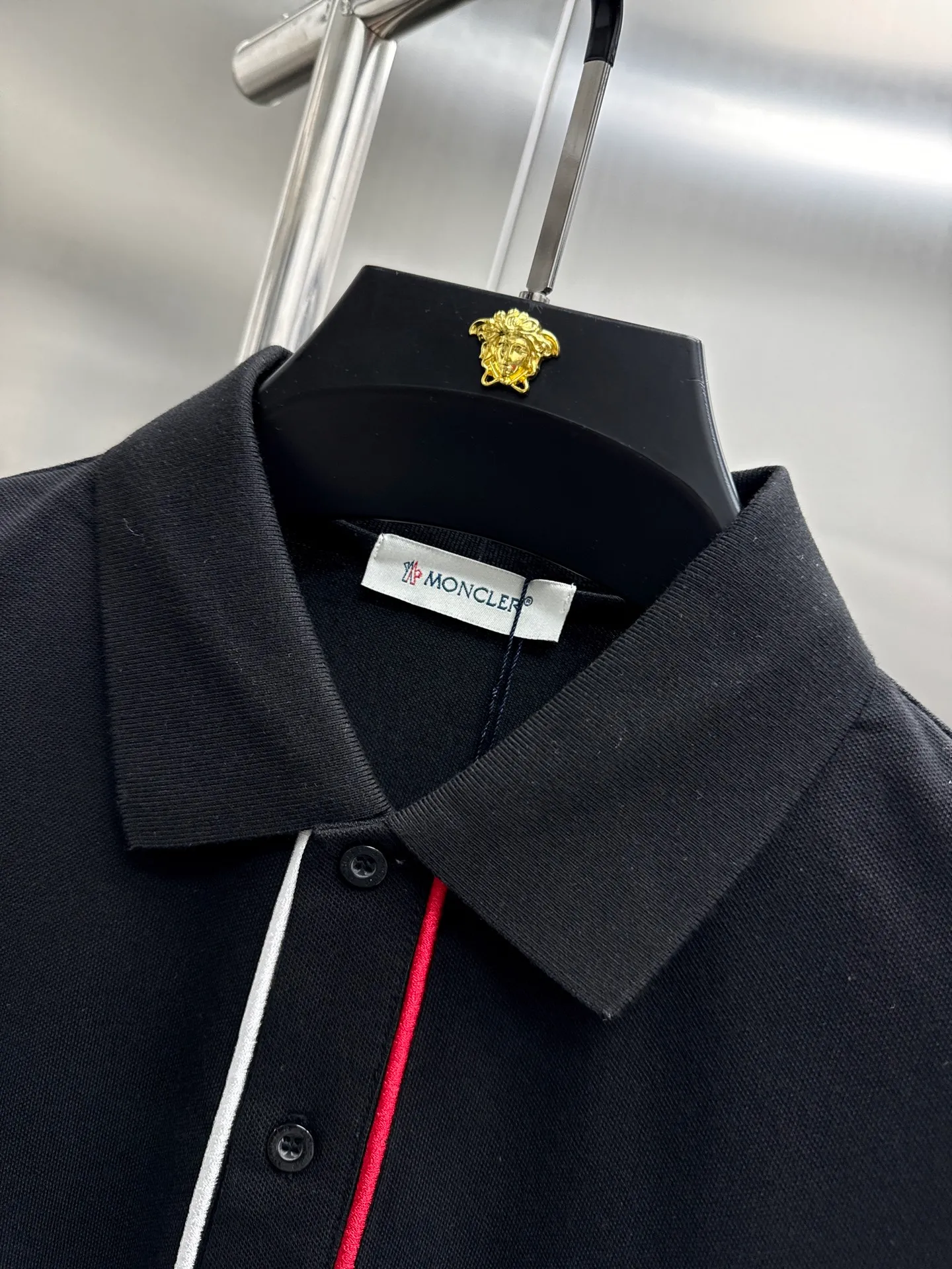 P250 moncler🌟New spring and summer men's short-sleeved Polo shirt, the brand's latest design elements! It’s neither monotonous nor complicated, just the right amount to show off your taste! Customer-supplied top-quality customized pique cotton fabrics! Comfortable, sweat-absorbent and breathable are not a problem at all. The unique luxury feel of the fabric presents a simple and elegant temperament! Letter logo embroidery design on the chest! Full three-dimensional! Standard cutting design! Every detail is in sync with high-end fashion. 🐒🐒Size: M-3XL