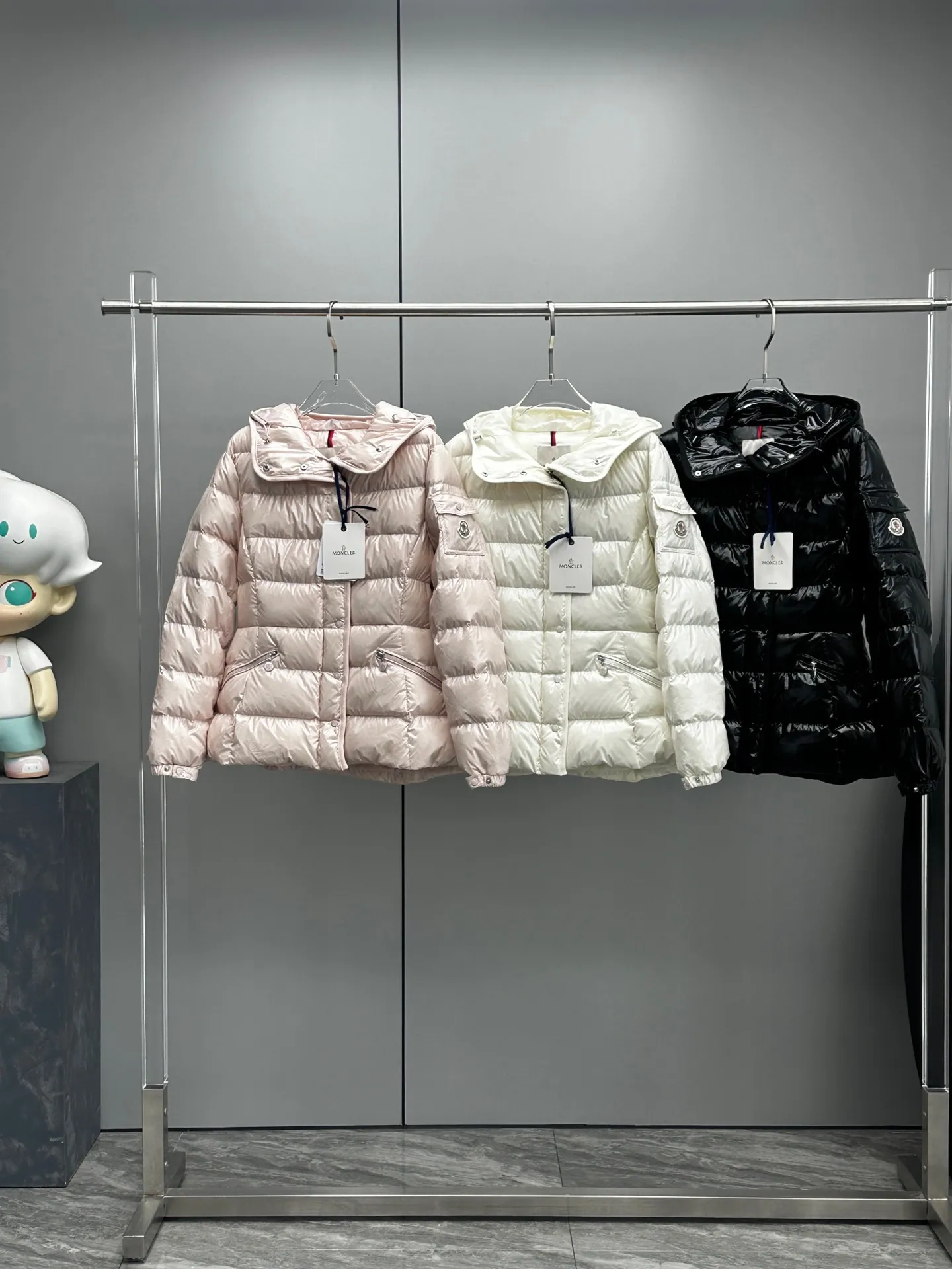 P980 Moncler muzzled Barante women's short hooded down jacket, huge slim waisted down jacket, adopts nylon oil wax leather micro-wrinkle technology, which makes the whole dress show a high-end effect while being fashionable and easy to take care of. The detailed hardware is a new model and the same color is simple. The upper body is elegant, clean, slimming, age-reducing, fashionable, not bloated and warm. Color: cherry blossom pink, cream white, cool black, size: 1-2-3-4