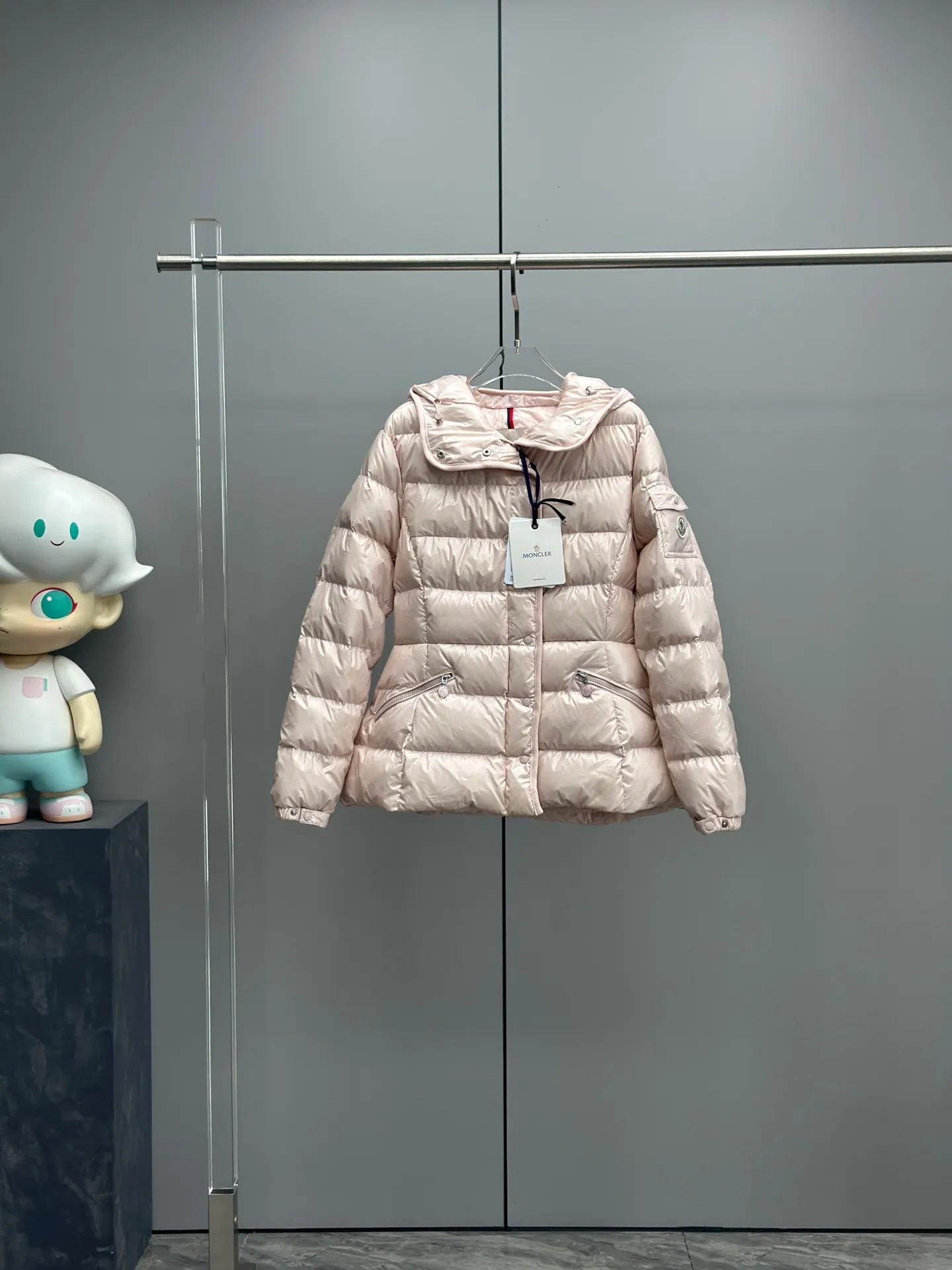 P980 Moncler muzzled Barante women's short hooded down jacket, huge slim waisted down jacket, adopts nylon oil wax leather micro-wrinkle technology, which makes the whole dress show a high-end effect while being fashionable and easy to take care of. The detailed hardware is a new model and the same color is simple. The upper body is elegant, clean, slimming, age-reducing, fashionable, not bloated and warm. Color: cherry blossom pink, cream white, cool black, size: 1-2-3-4