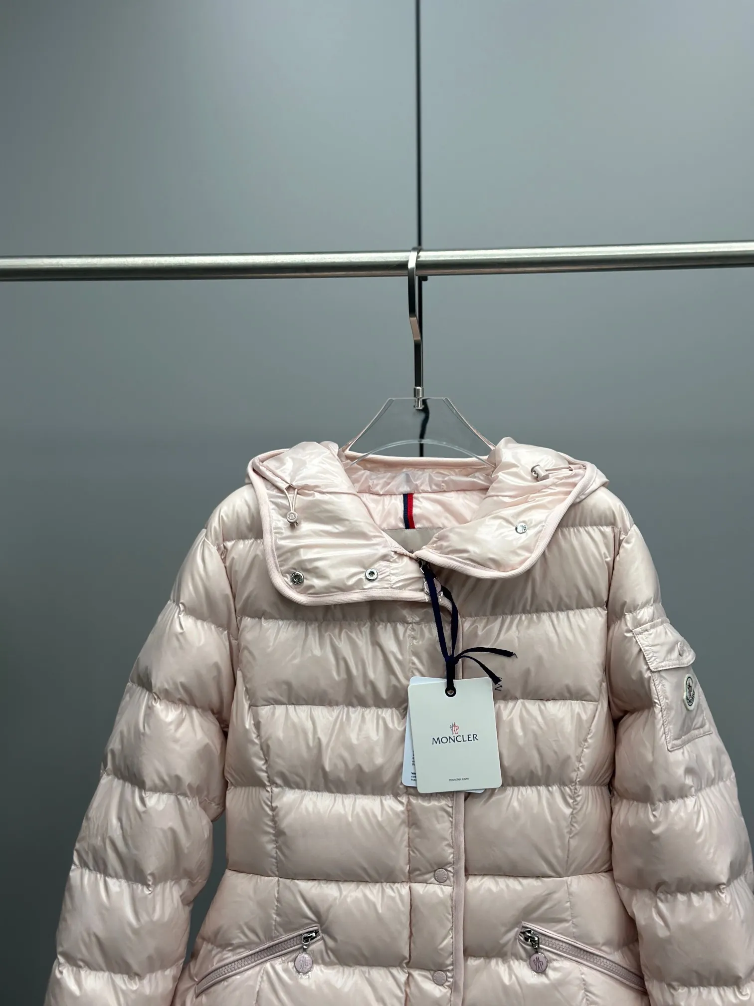 P980 Moncler muzzled Barante women's short hooded down jacket, huge slim waisted down jacket, adopts nylon oil wax leather micro-wrinkle technology, which makes the whole dress show a high-end effect while being fashionable and easy to take care of. The detailed hardware is a new model and the same color is simple. The upper body is elegant, clean, slimming, age-reducing, fashionable, not bloated and warm. Color: cherry blossom pink, cream white, cool black, size: 1-2-3-4