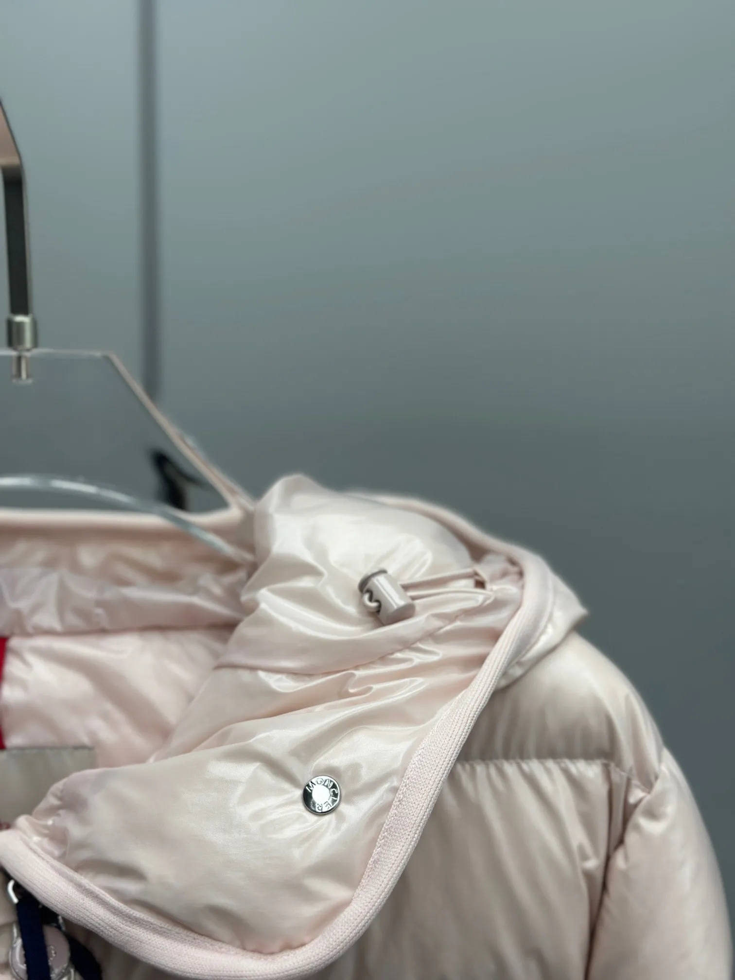 P980 Moncler muzzled Barante women's short hooded down jacket, huge slim waisted down jacket, adopts nylon oil wax leather micro-wrinkle technology, which makes the whole dress show a high-end effect while being fashionable and easy to take care of. The detailed hardware is a new model and the same color is simple. The upper body is elegant, clean, slimming, age-reducing, fashionable, not bloated and warm. Color: cherry blossom pink, cream white, cool black, size: 1-2-3-4