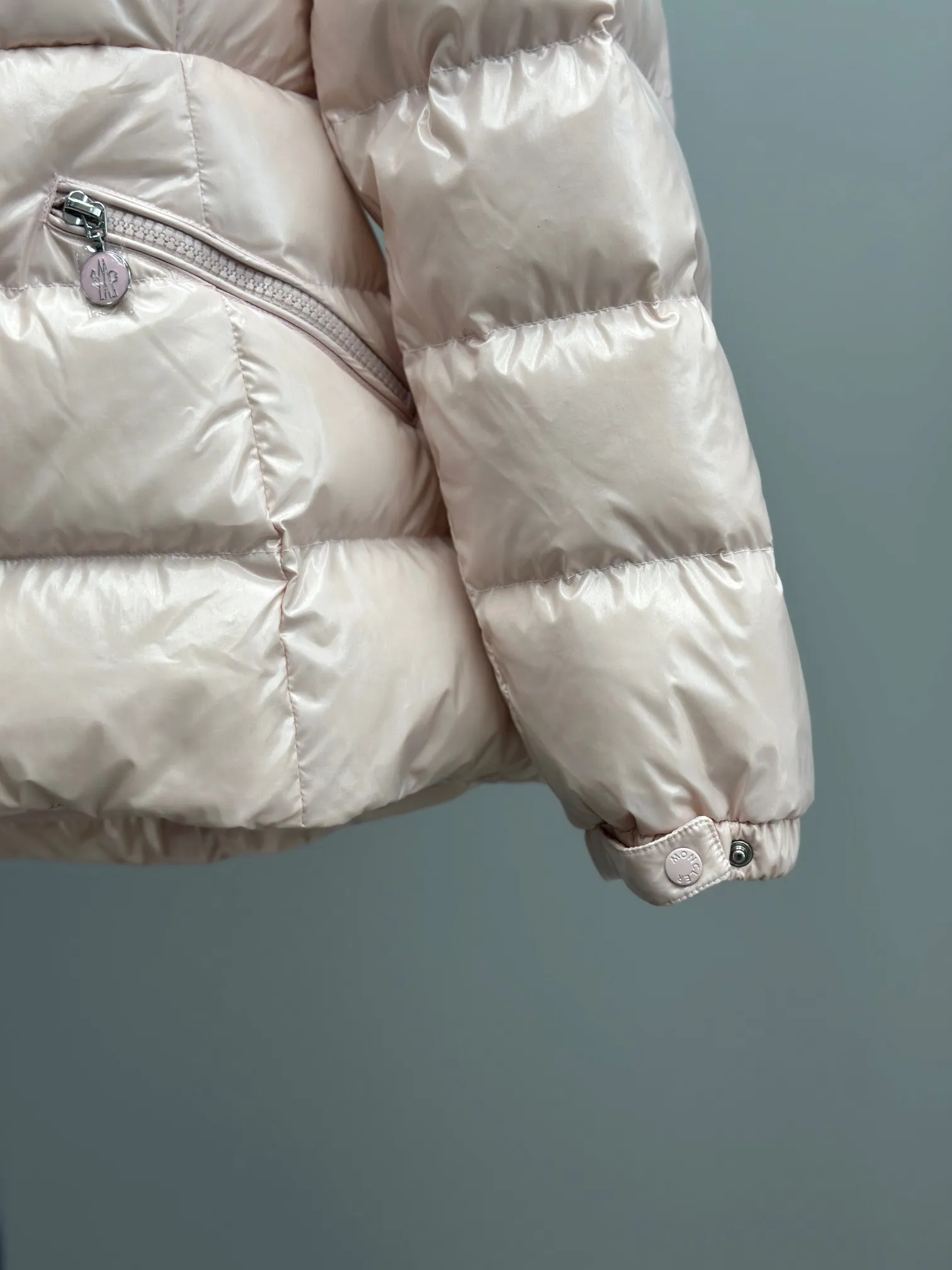 P980 Moncler muzzled Barante women's short hooded down jacket, huge slim waisted down jacket, adopts nylon oil wax leather micro-wrinkle technology, which makes the whole dress show a high-end effect while being fashionable and easy to take care of. The detailed hardware is a new model and the same color is simple. The upper body is elegant, clean, slimming, age-reducing, fashionable, not bloated and warm. Color: cherry blossom pink, cream white, cool black, size: 1-2-3-4