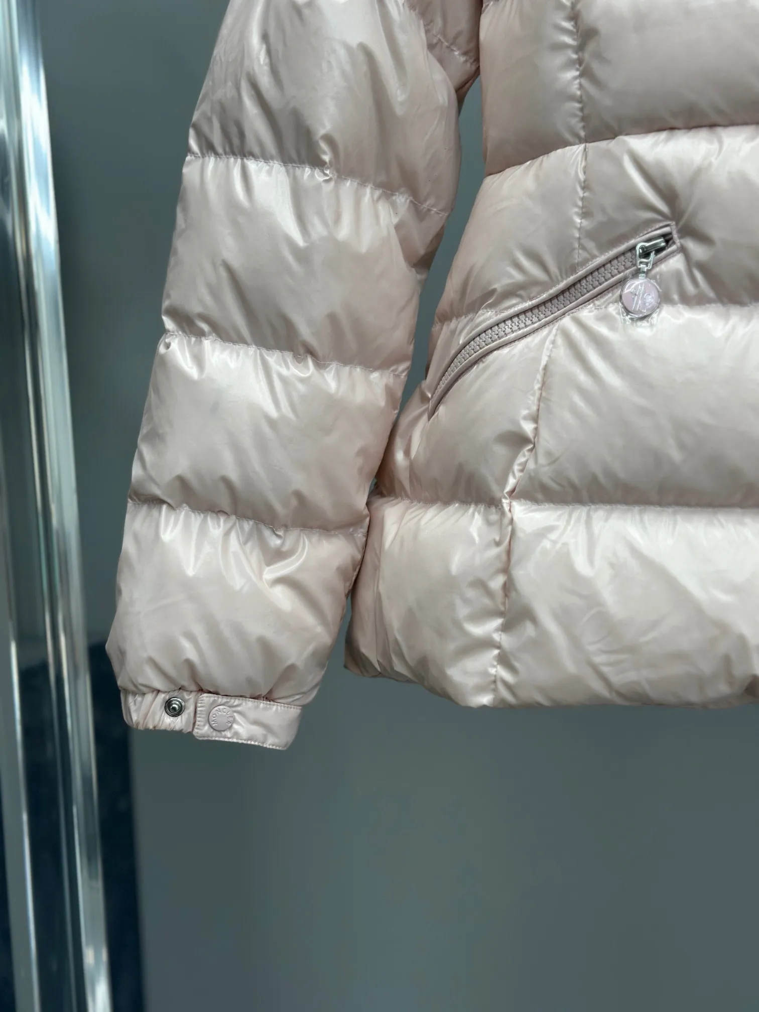 P980 Moncler muzzled Barante women's short hooded down jacket, huge slim waisted down jacket, adopts nylon oil wax leather micro-wrinkle technology, which makes the whole dress show a high-end effect while being fashionable and easy to take care of. The detailed hardware is a new model and the same color is simple. The upper body is elegant, clean, slimming, age-reducing, fashionable, not bloated and warm. Color: cherry blossom pink, cream white, cool black, size: 1-2-3-4