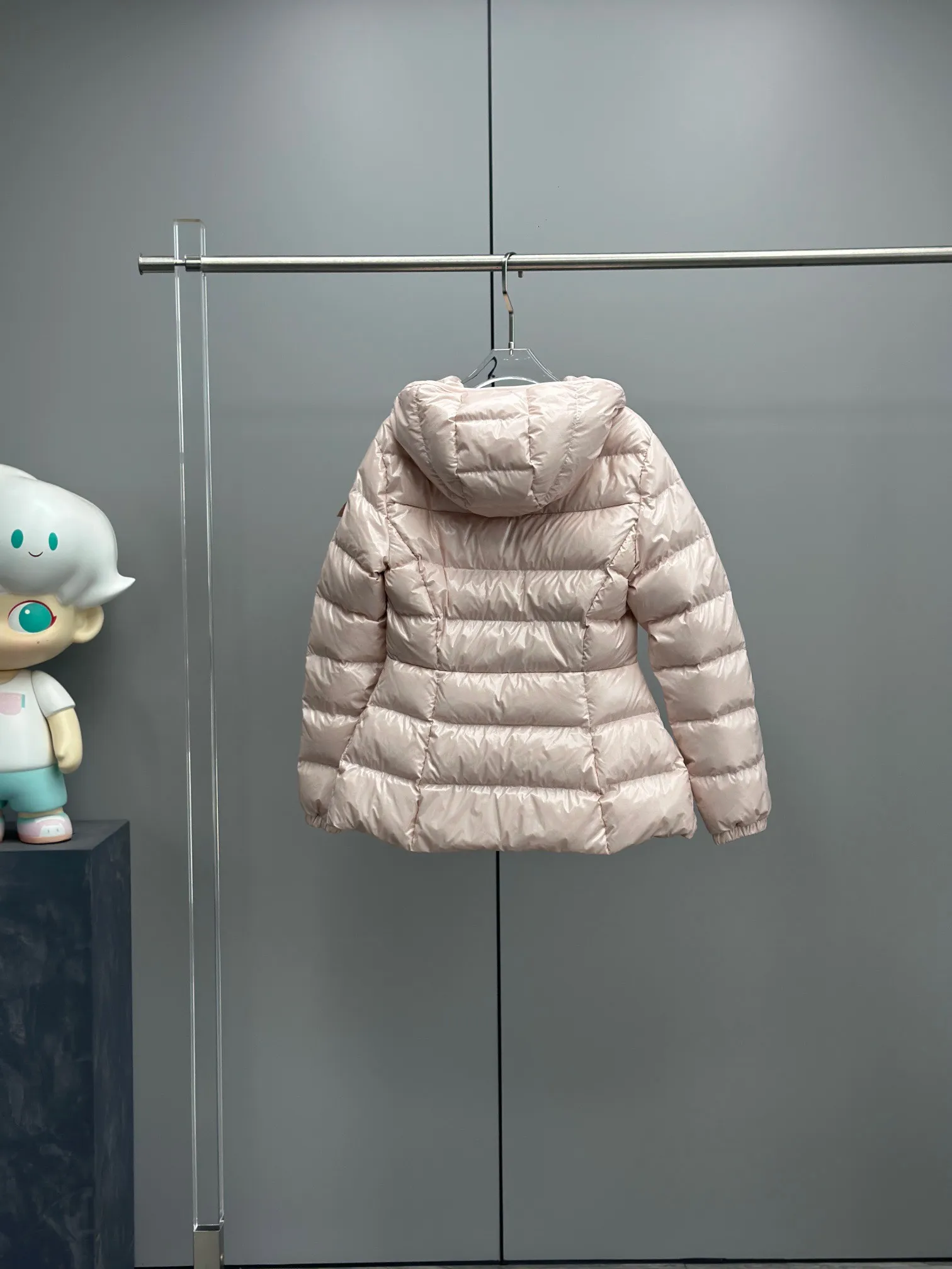 P980 Moncler muzzled Barante women's short hooded down jacket, huge slim waisted down jacket, adopts nylon oil wax leather micro-wrinkle technology, which makes the whole dress show a high-end effect while being fashionable and easy to take care of. The detailed hardware is a new model and the same color is simple. The upper body is elegant, clean, slimming, age-reducing, fashionable, not bloated and warm. Color: cherry blossom pink, cream white, cool black, size: 1-2-3-4