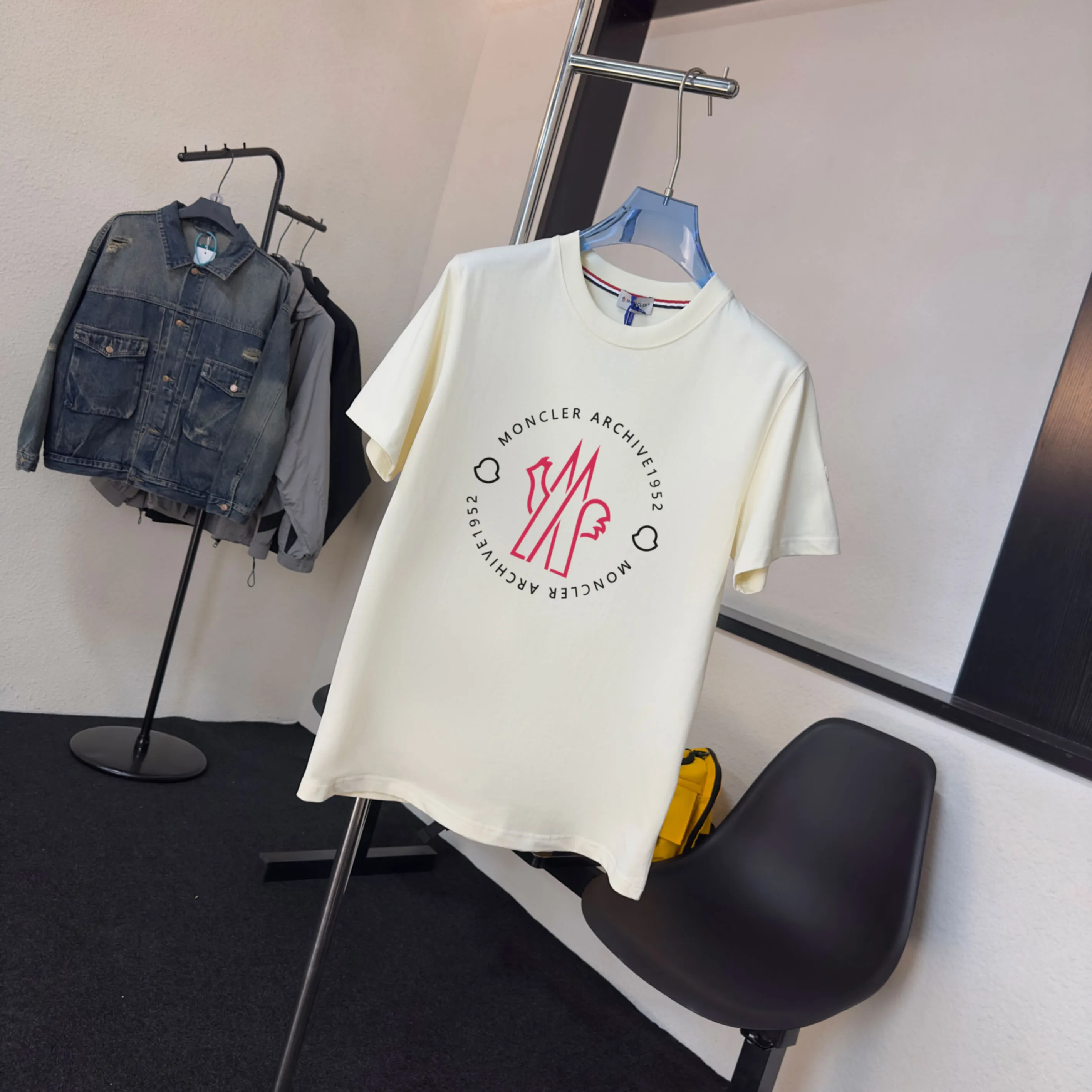 P140 💰Upgraded version "Mobile phone smart sensor ~ NFC chip armband ~ direct access to the official website for anti-counterfeiting" "Moncler ~ Mouth Mouth" 2025 new high-quality round neck short-sleeved T-shirt. The cuffs have imported embroidered labels. Customized dyeing, very comfortable to touch. Super versatile and good-looking short-sleeved. Complete with three labels. Non-market ordinary version. Feel free to compare. Quality is absolutely guaranteed! ‼ First of all, this original fabric is all custom-woven with 32-count double yarn fabric, 250G, and the weight is the same‼ Fine workmanship, double waistcoat method, double waistcoat method, double waistcoat method makes the whole dress more three-dimensional, which is not a craft that ordinary T-shirts can achieve🤪 Size: S-M-L-XL-2XL Color: black, white, apricot, same style for men and women