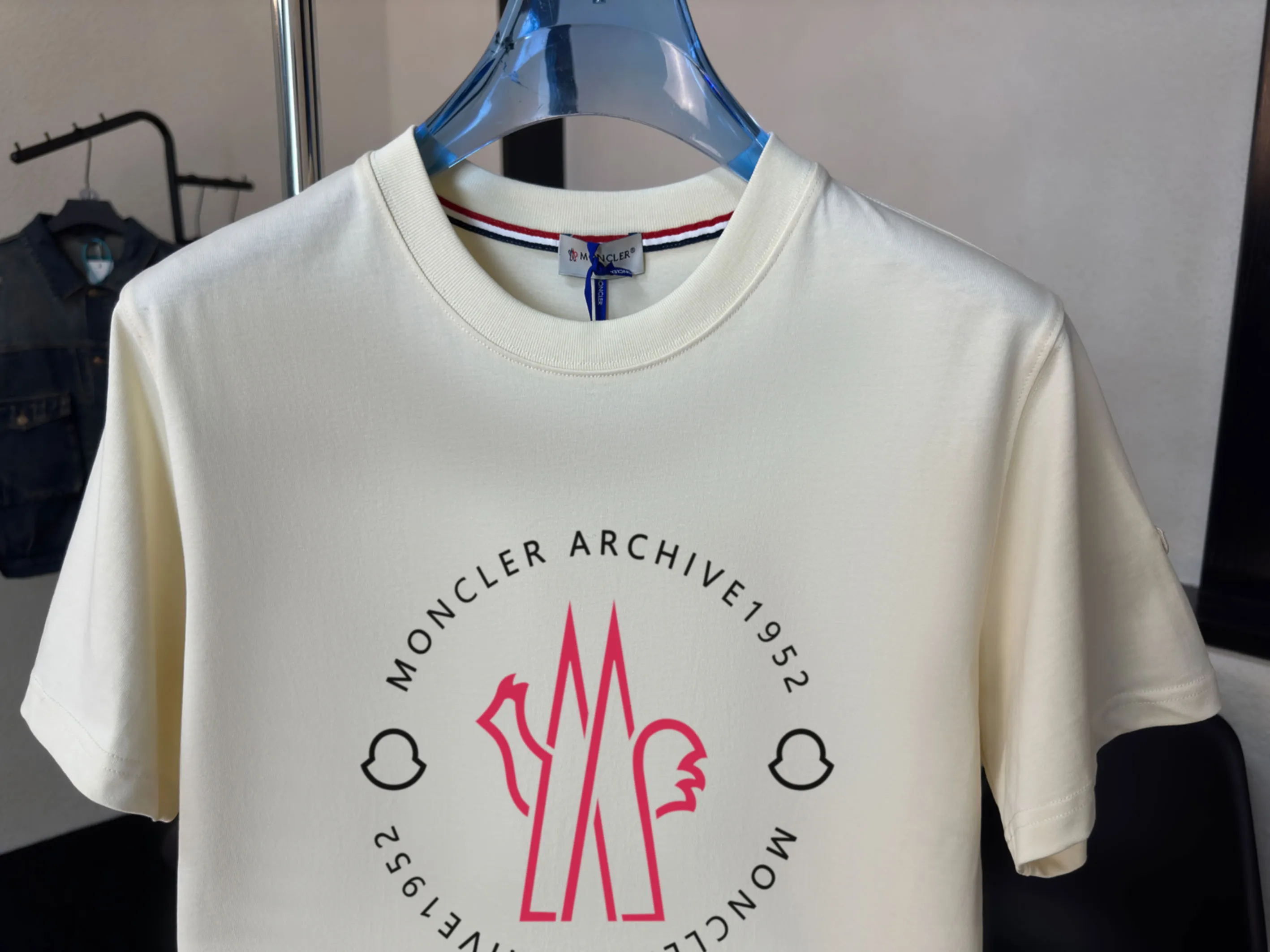 P140 💰Upgraded version "Mobile phone smart sensor ~ NFC chip armband ~ direct access to the official website for anti-counterfeiting" "Moncler ~ Mouth Mouth" 2025 new high-quality round neck short-sleeved T-shirt. The cuffs have imported embroidered labels. Customized dyeing, very comfortable to touch. Super versatile and good-looking short-sleeved. Complete with three labels. Non-market ordinary version. Feel free to compare. Quality is absolutely guaranteed! ‼ First of all, this original fabric is all custom-woven with 32-count double yarn fabric, 250G, and the weight is the same‼ Fine workmanship, double waistcoat method, double waistcoat method, double waistcoat method makes the whole dress more three-dimensional, which is not a craft that ordinary T-shirts can achieve🤪 Size: S-M-L-XL-2XL Color: black, white, apricot, same style for men and women