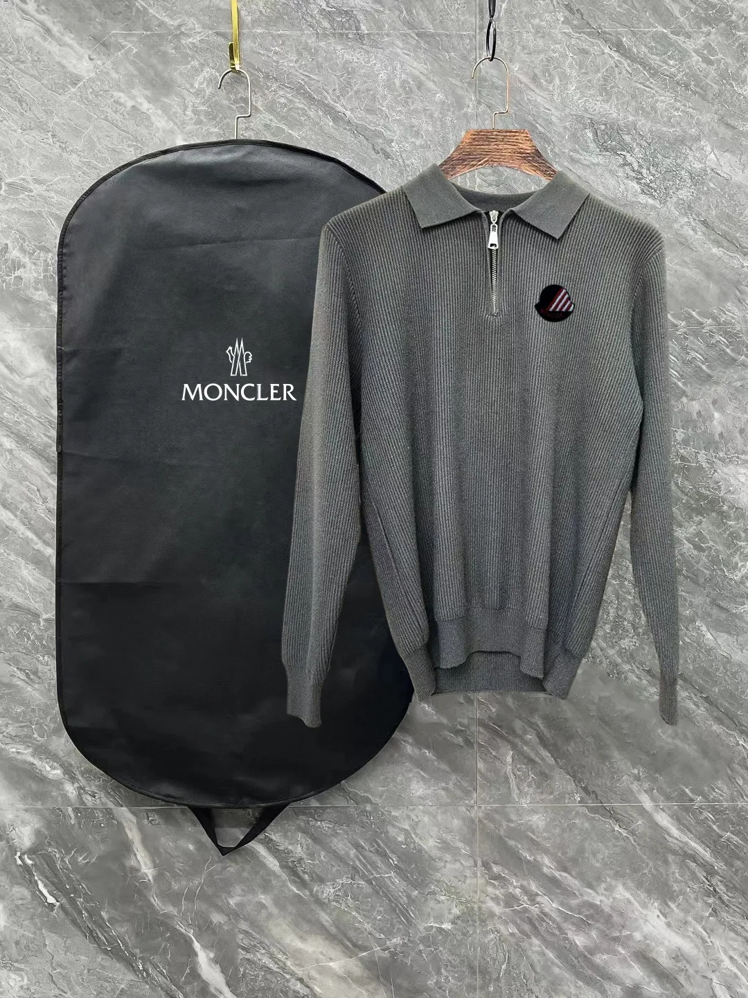 P250 Moncler masked zipper lapel sweater, the latest 2025 casual Polo wool sweater.  The texture is delicate, soft and comfortable, skin-friendly and warm, not easy to deform, simple and high-end style, and the logo on the chest is very exquisite and perfect! The upper body effect is very strong 👍 Color: black, gray Size: S-XL
