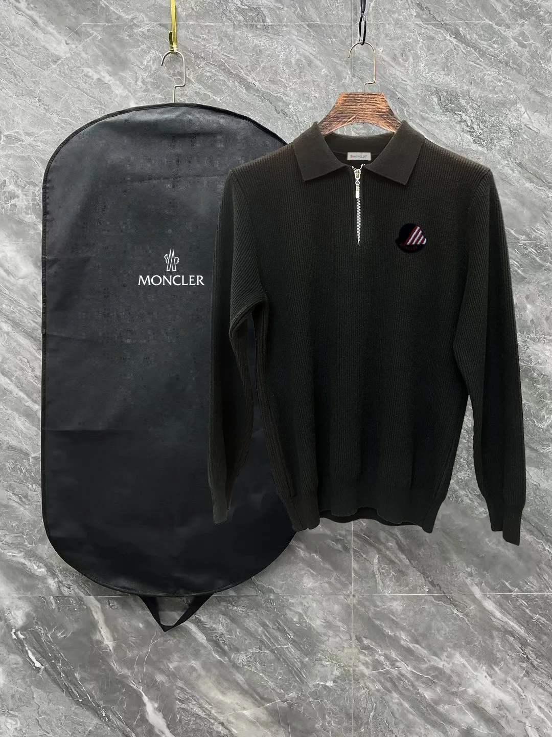 P250 Moncler masked zipper lapel sweater, the latest 2025 casual Polo wool sweater.  The texture is delicate, soft and comfortable, skin-friendly and warm, not easy to deform, simple and high-end style, and the logo on the chest is very exquisite and perfect! The upper body effect is very strong 👍 Color: black, gray Size: S-XL