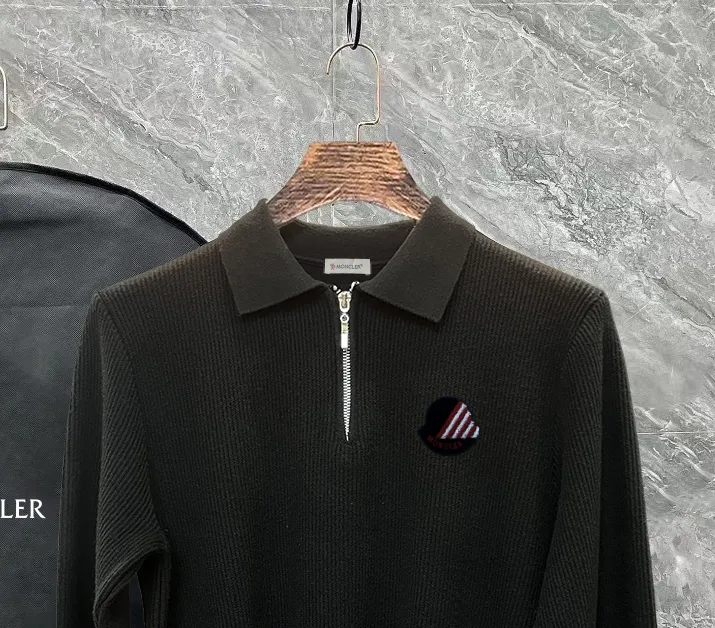 P250 Moncler masked zipper lapel sweater, the latest 2025 casual Polo wool sweater.  The texture is delicate, soft and comfortable, skin-friendly and warm, not easy to deform, simple and high-end style, and the logo on the chest is very exquisite and perfect! The upper body effect is very strong 👍 Color: black, gray Size: S-XL