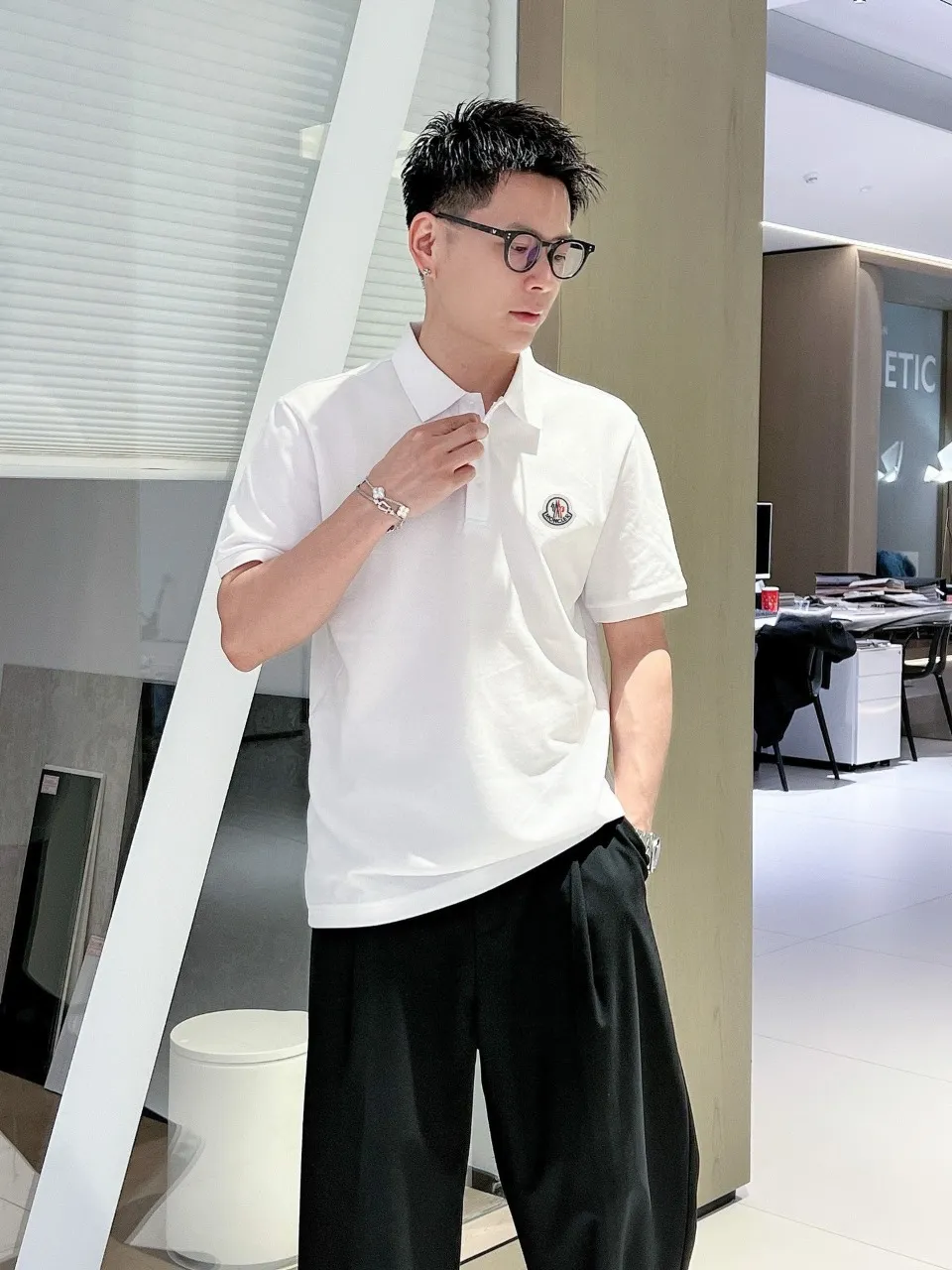 P180 Moncler new summer logo men's lapel polo shirt! Classic business men's style, the ceiling-level business men's style of high-end men's clothing! Simple and fashionable yet elegant, it looks great when worn alone, and the quality/details control can be taken away with your eyes closed. It is low-key, luxurious and connotative! Color: Black White Size: M-3XL